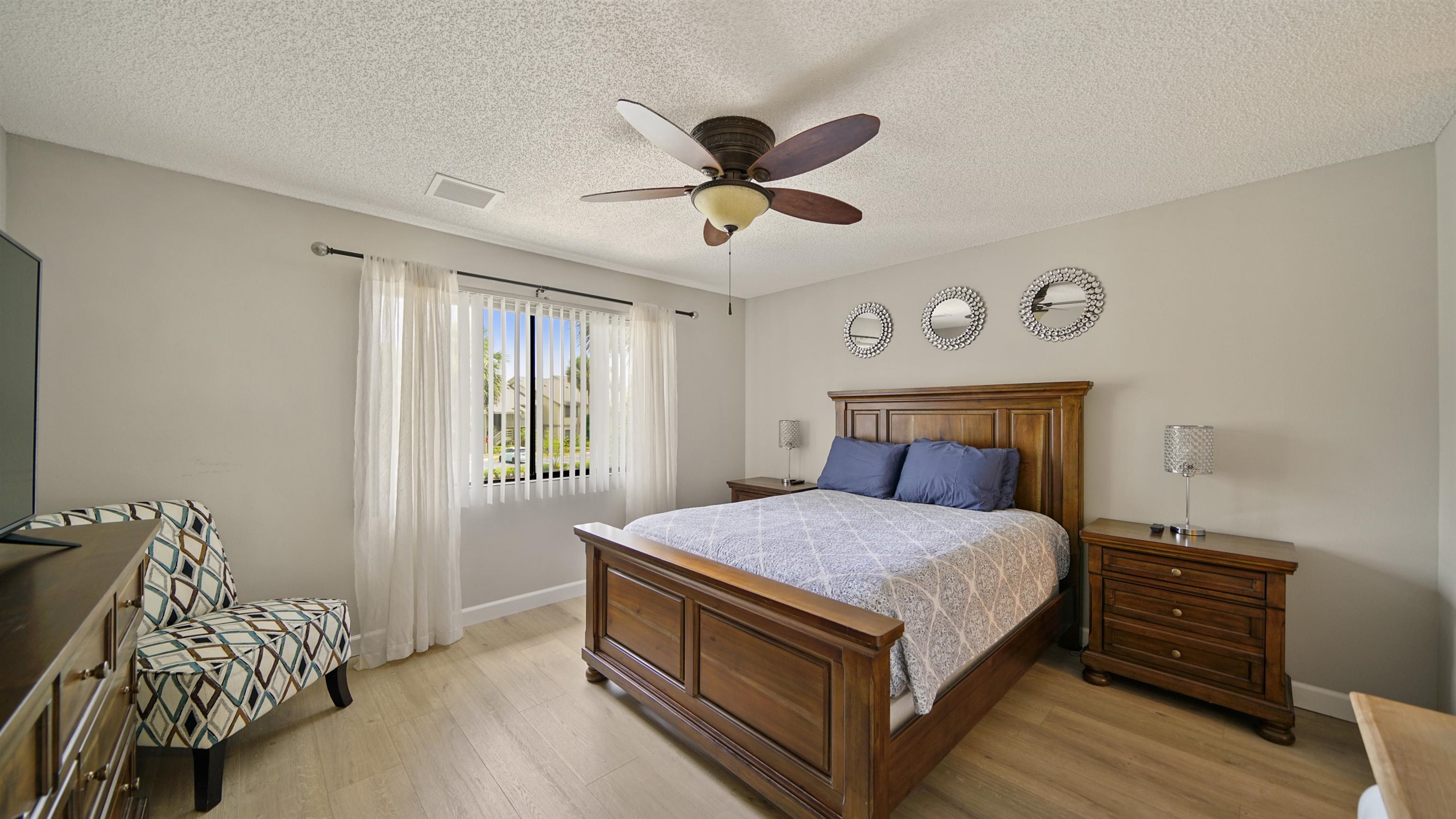 Image 15 of 51 For 87 Village Del Lago Cir