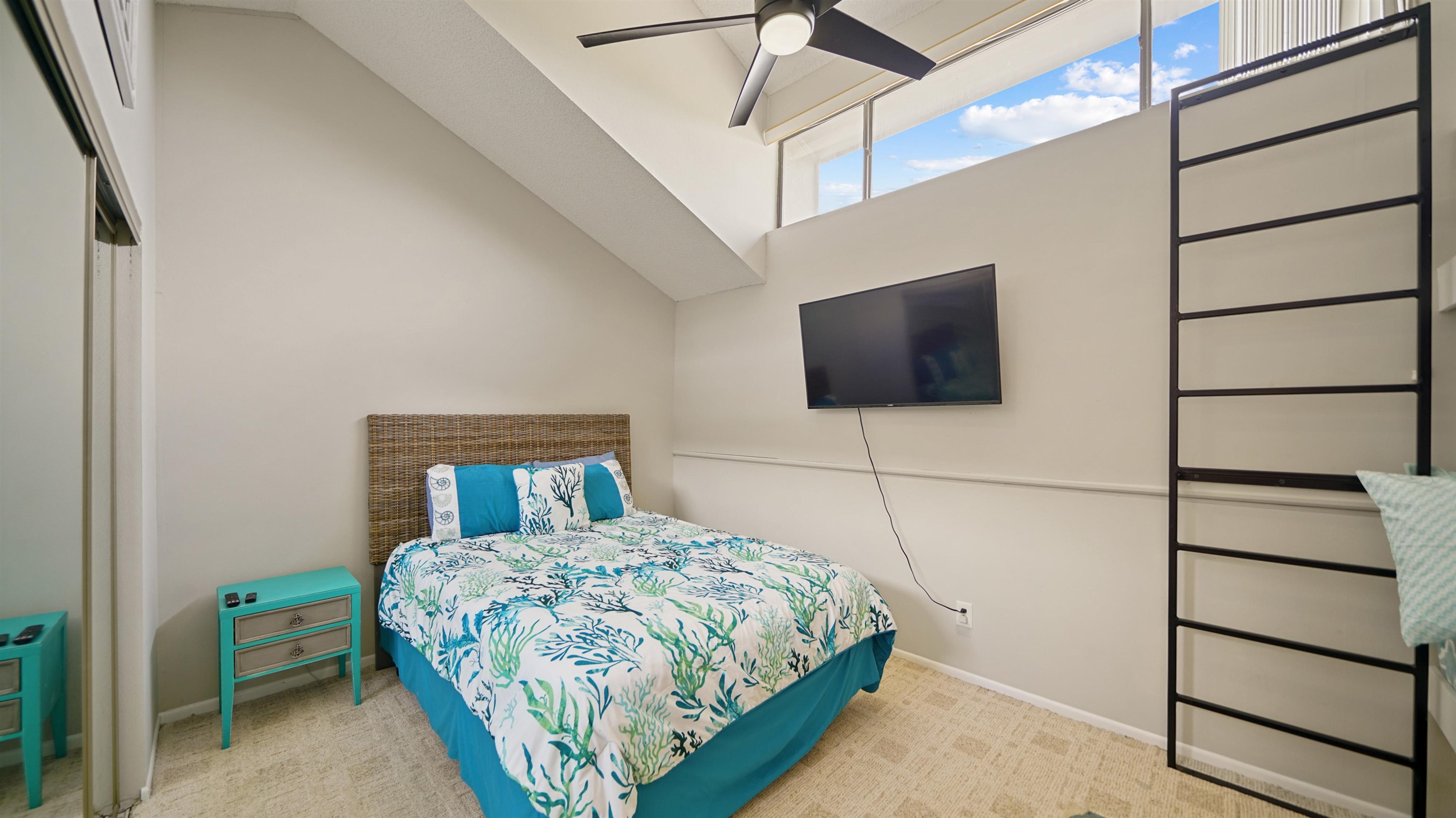 Image 22 of 51 For 87 Village Del Lago Cir
