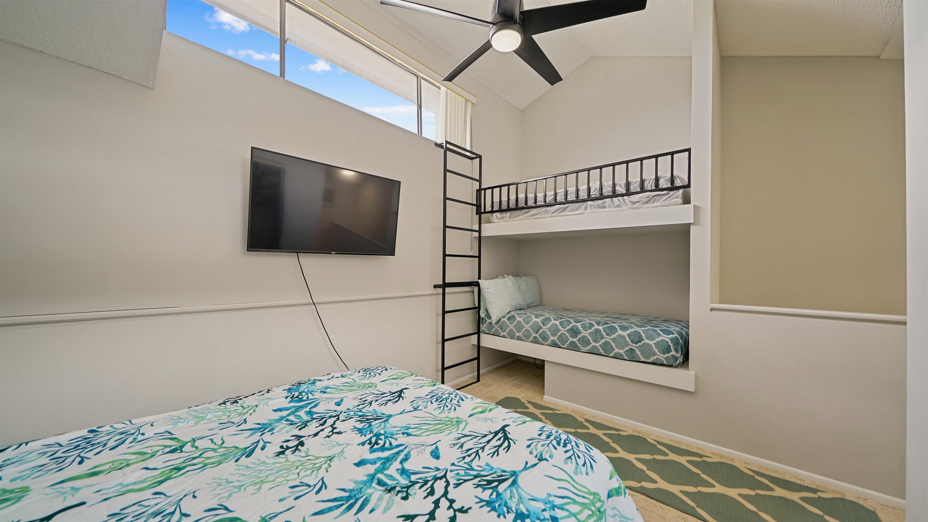 Image 23 of 51 For 87 Village Del Lago Cir