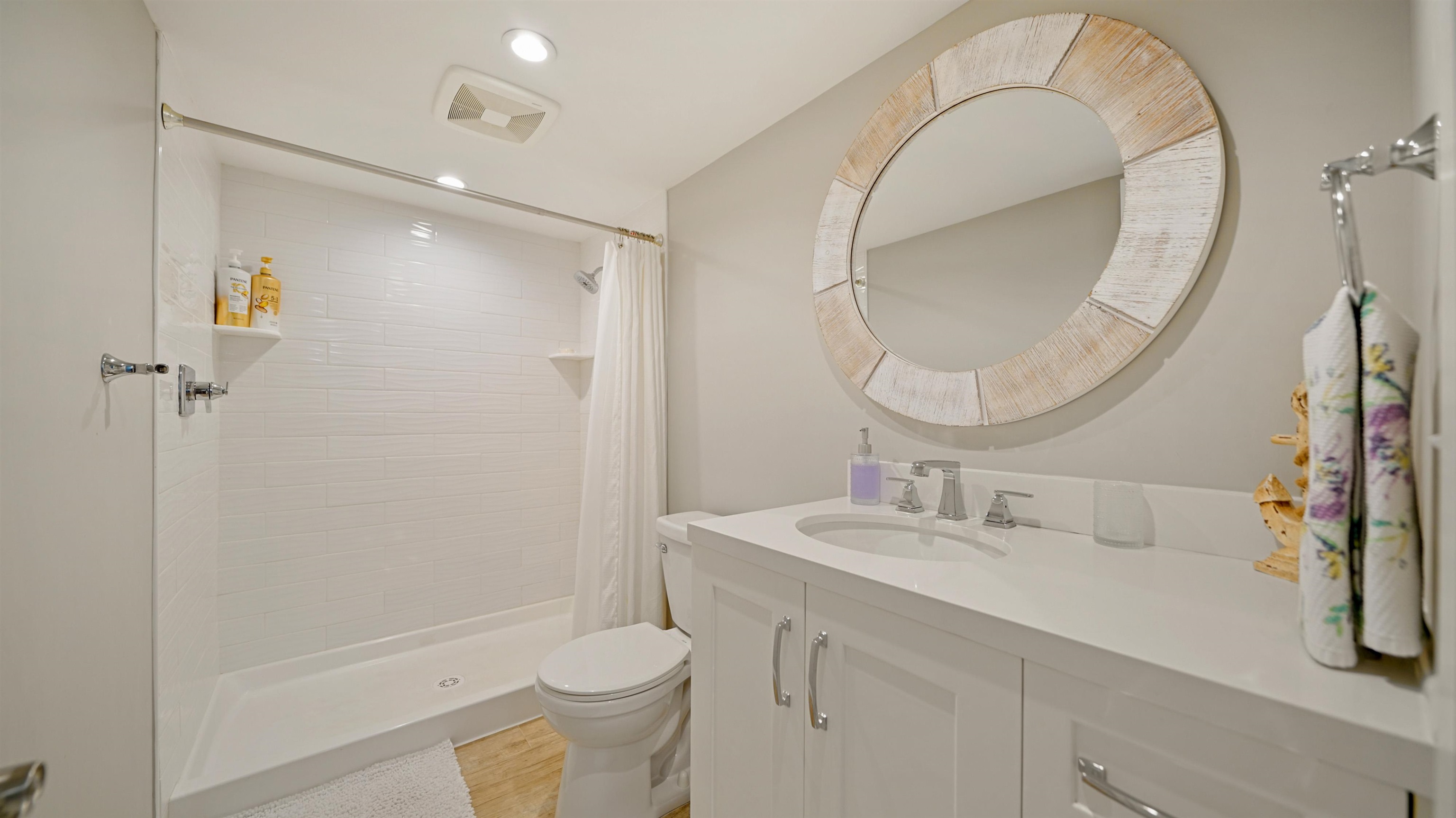 Image 25 of 51 For 87 Village Del Lago Cir