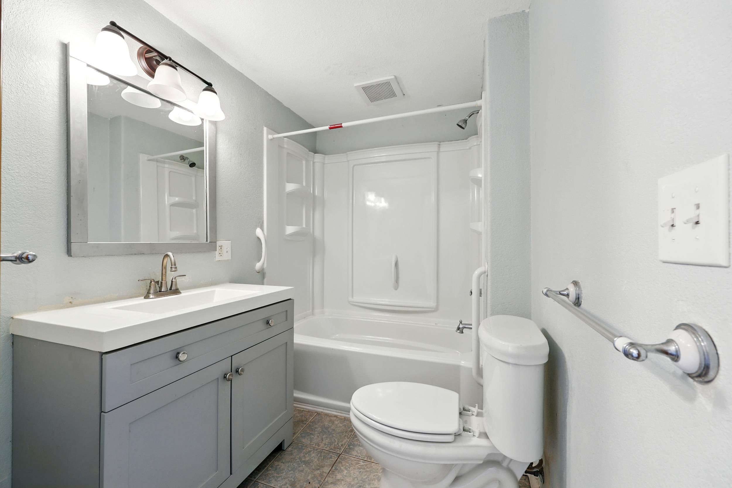 Image 13 of 40 For 205 Cochran Ave E