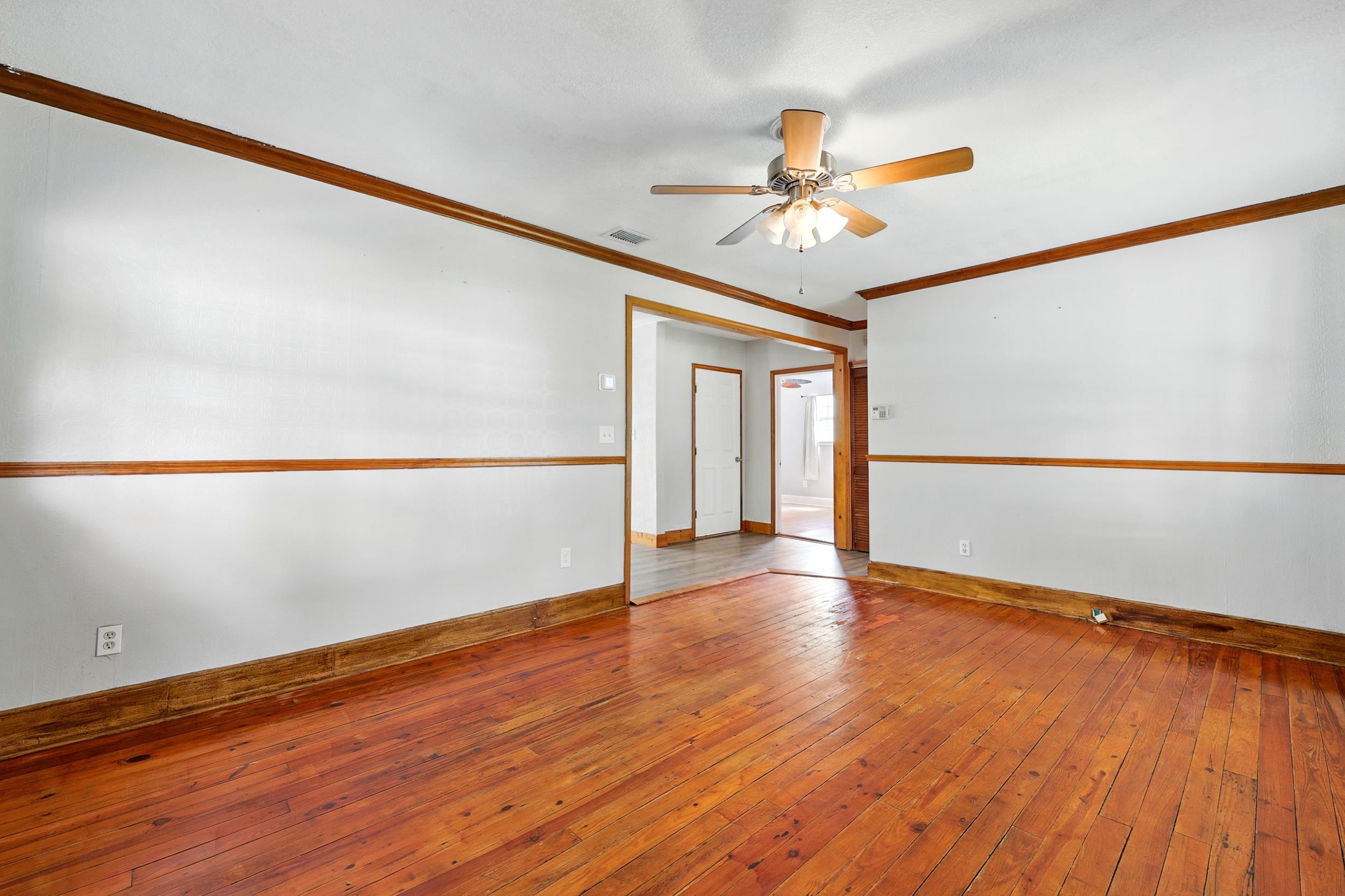 Image 3 of 40 For 205 Cochran Ave E