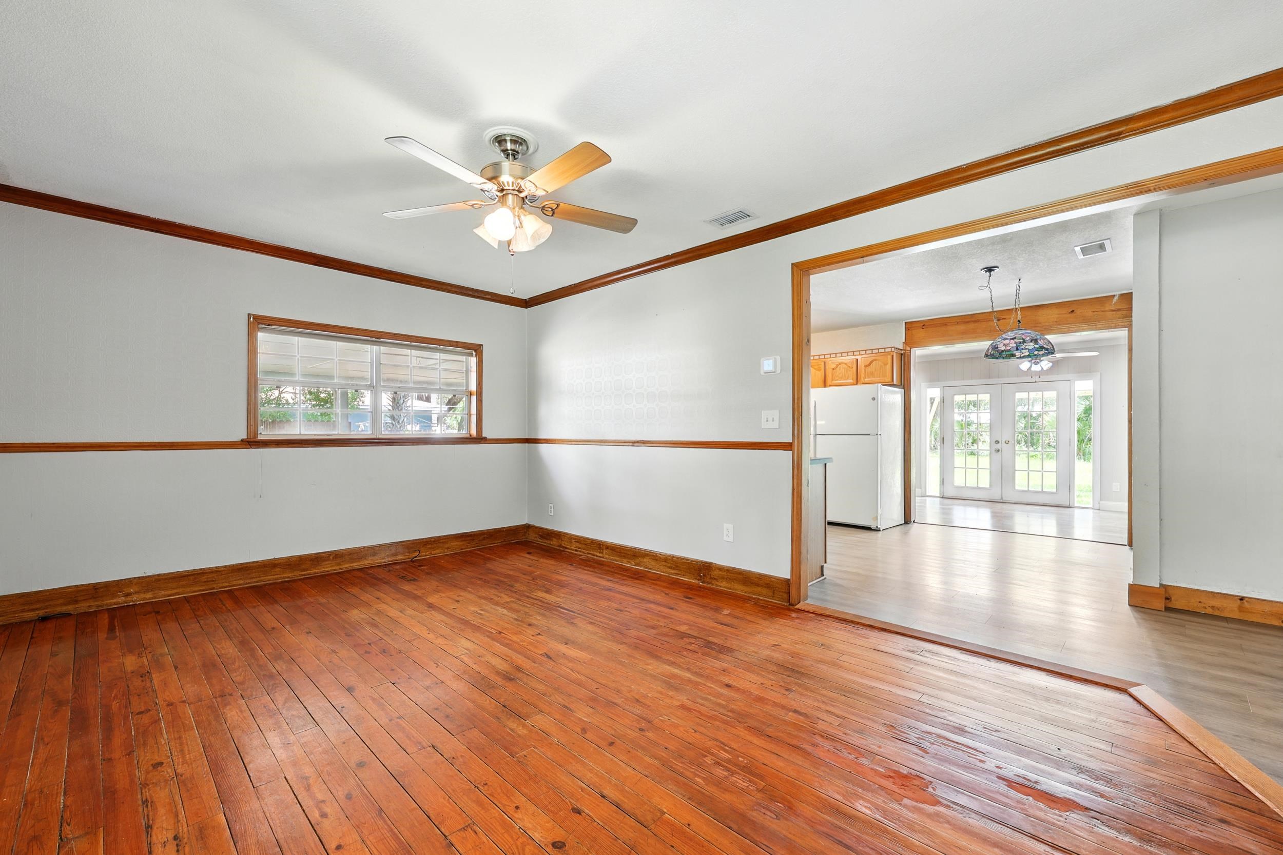 Image 6 of 40 For 205 Cochran Ave E