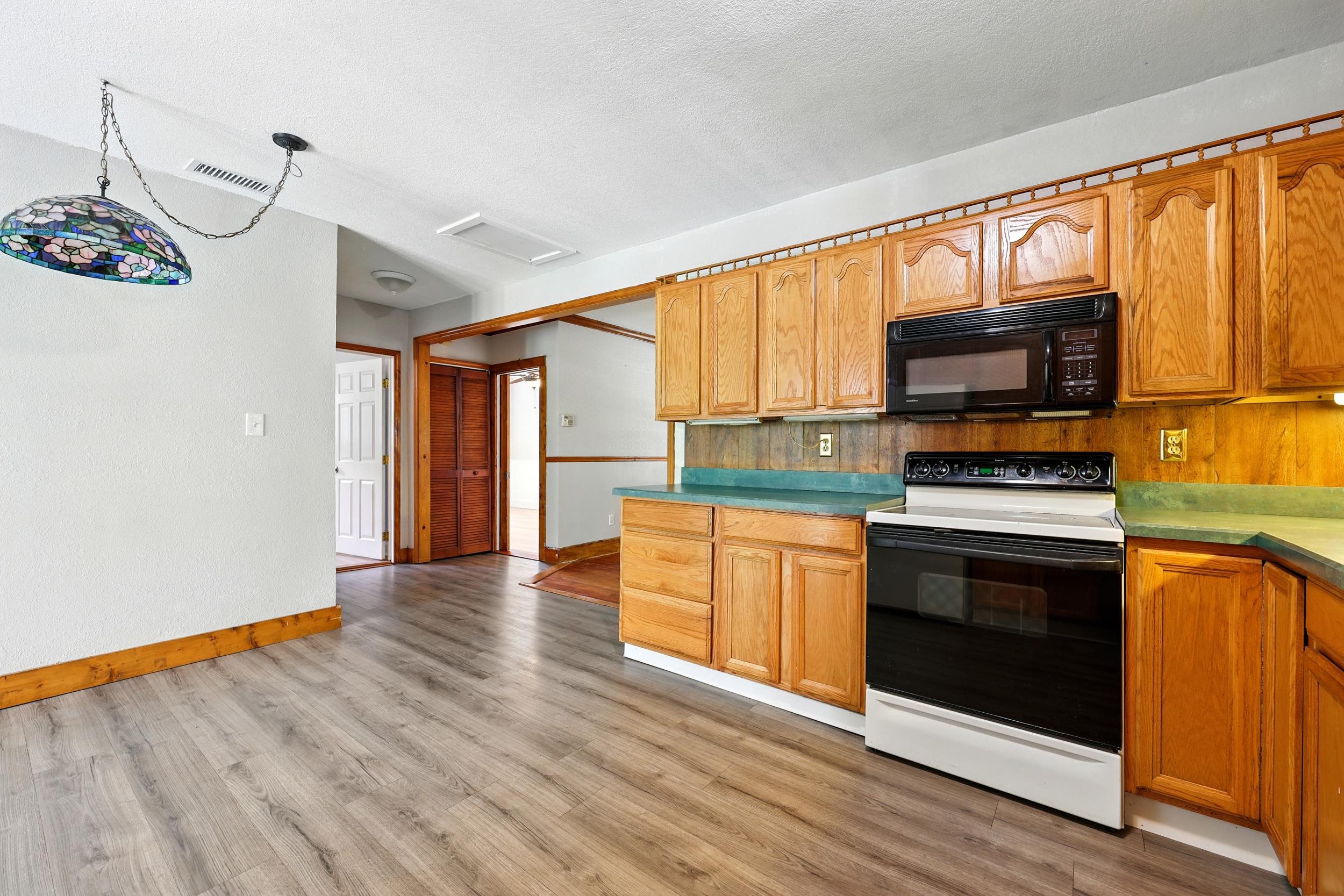 Image 9 of 40 For 205 Cochran Ave E