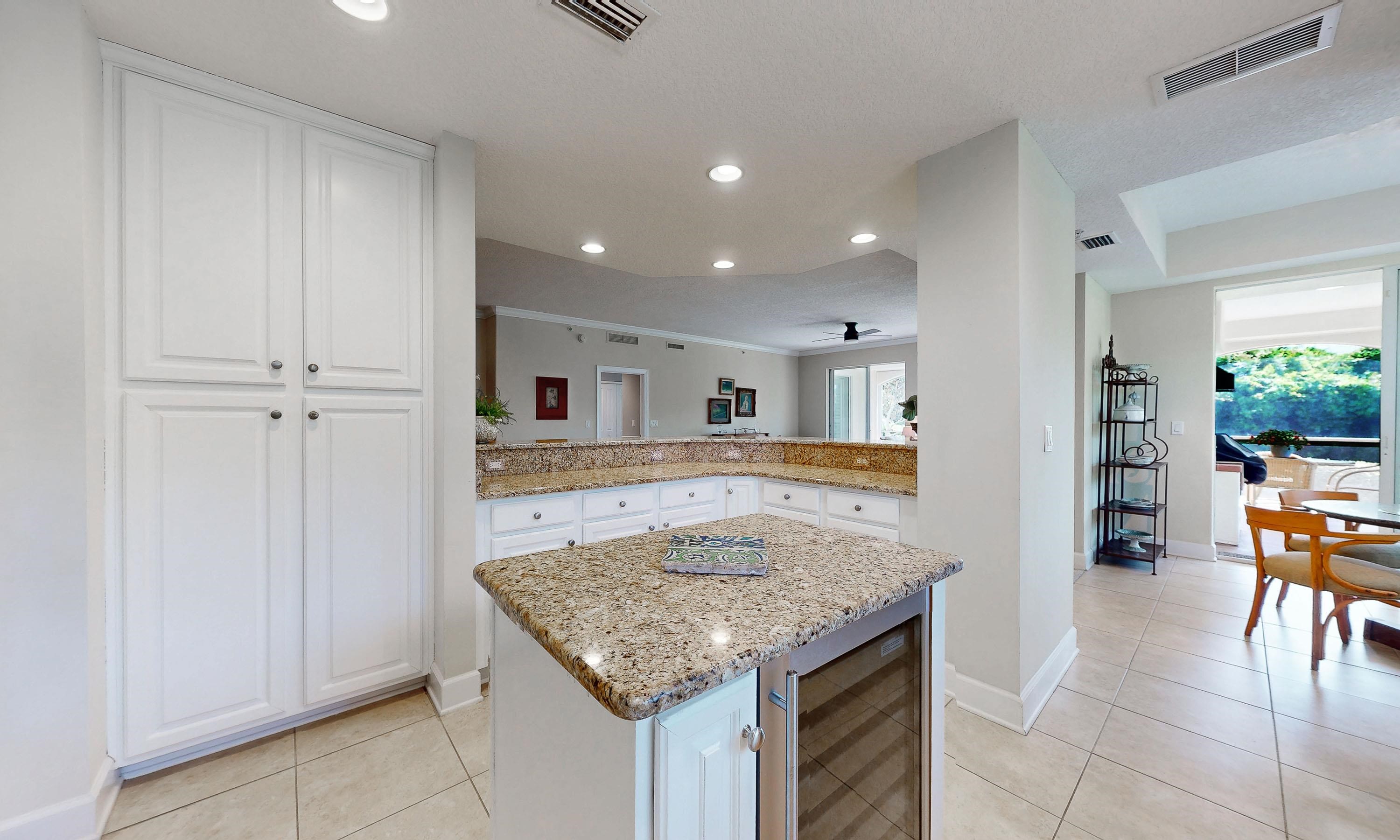 Image 11 of 61 For 325 Ocean Grande Dr. S 104