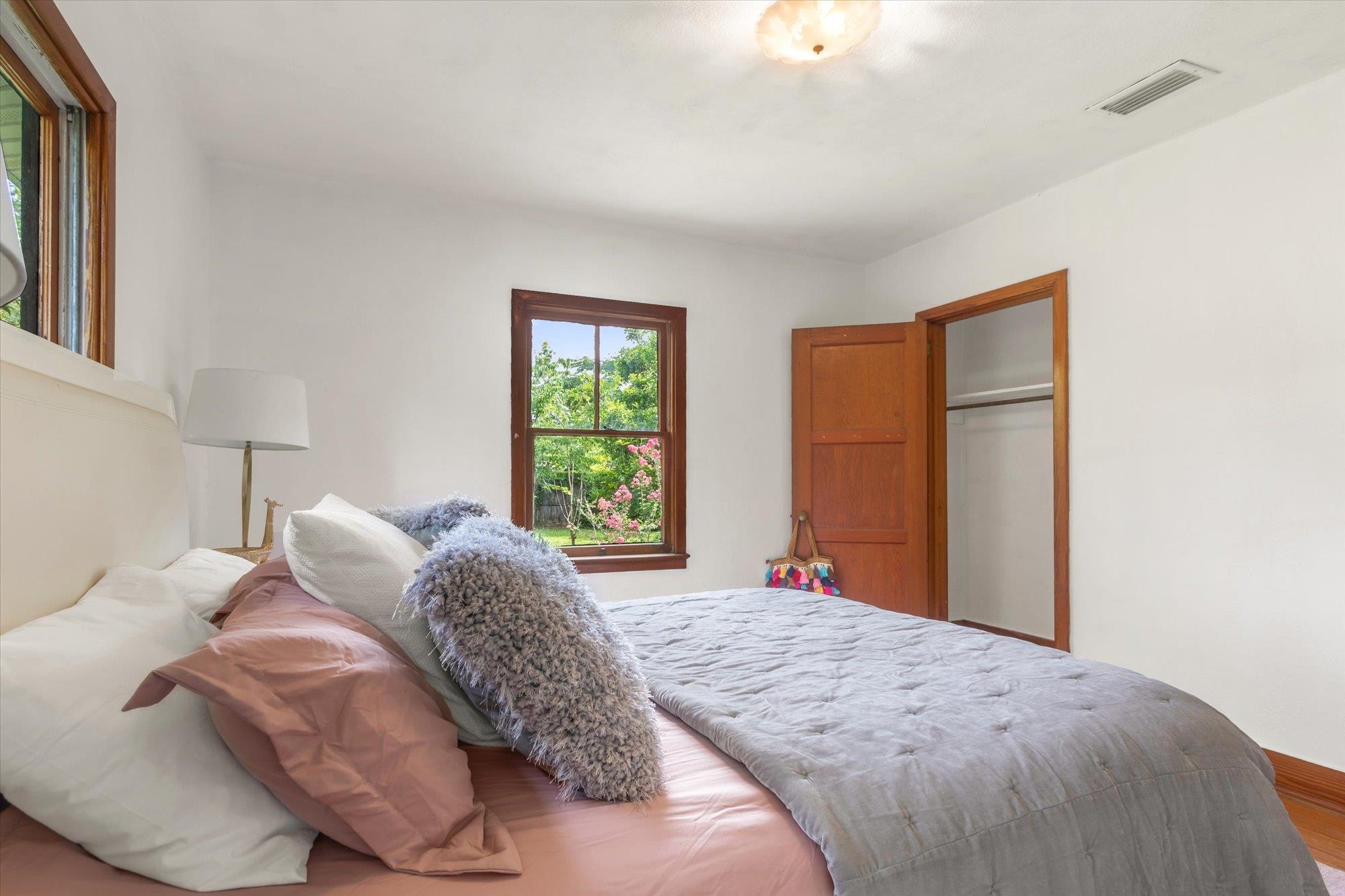 Image 18 of 47 For 7709 Eaton Ave