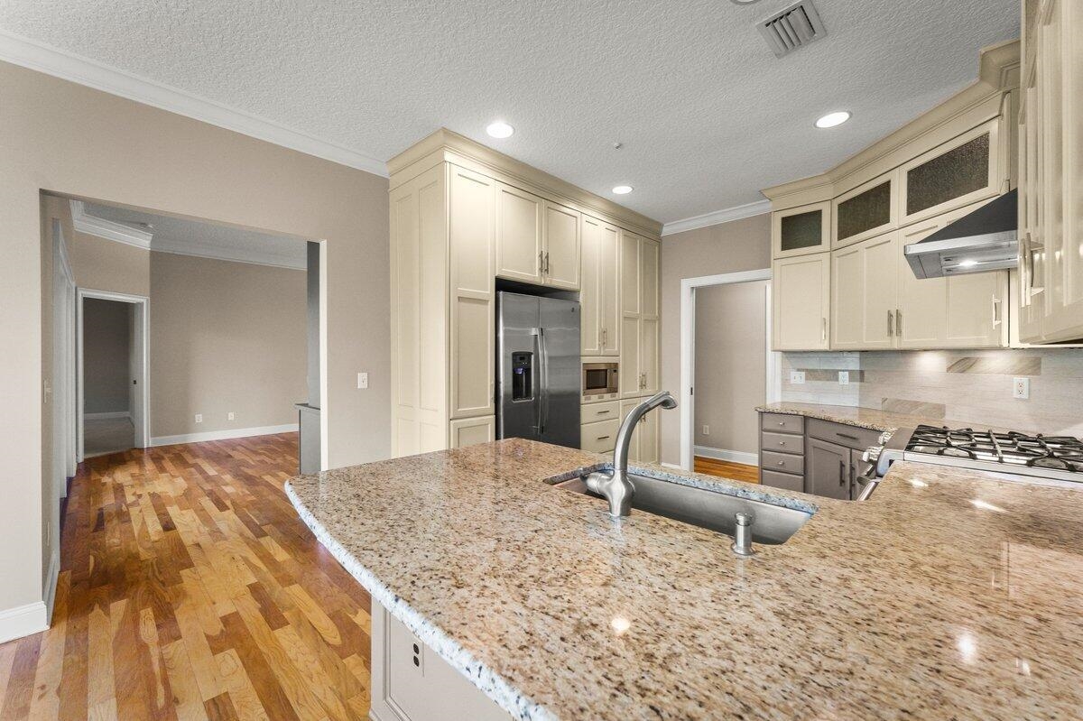 Image 11 of 27 For 205 Oak Point Ln