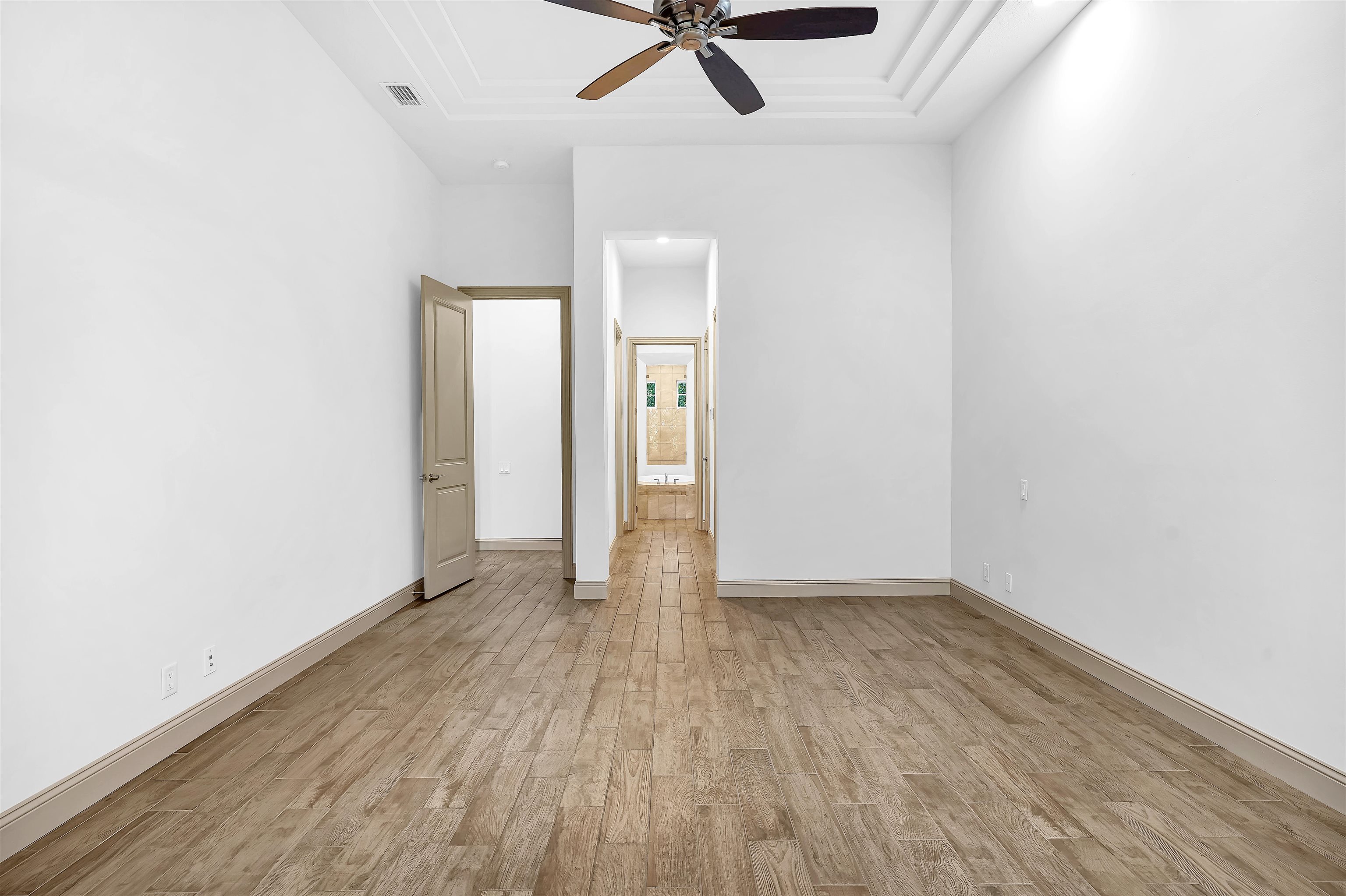 Image 11 of 24 For 300 La Crescenta Dr S
