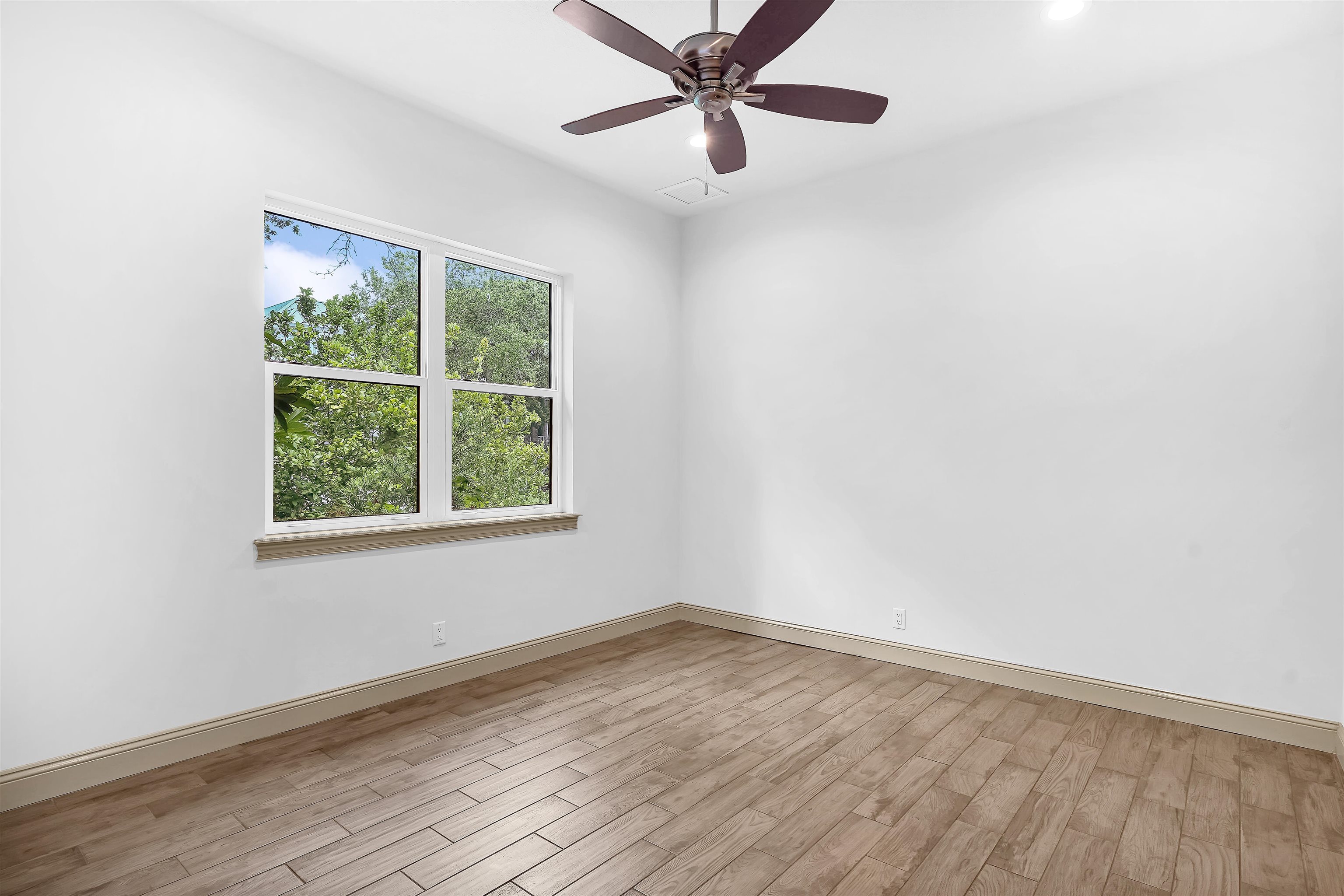 Image 17 of 24 For 300 La Crescenta Dr S