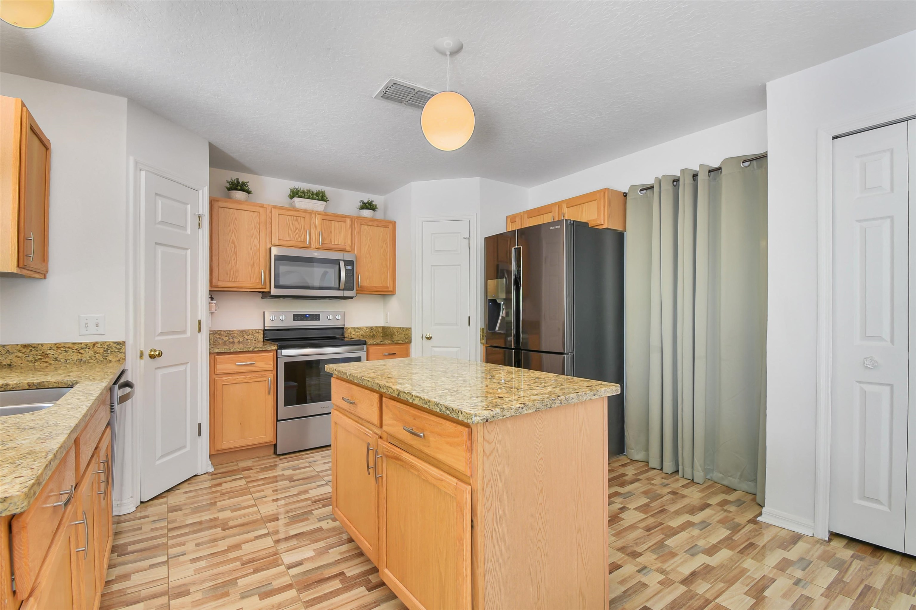 Image 9 of 33 For 161 King Arthur Ct