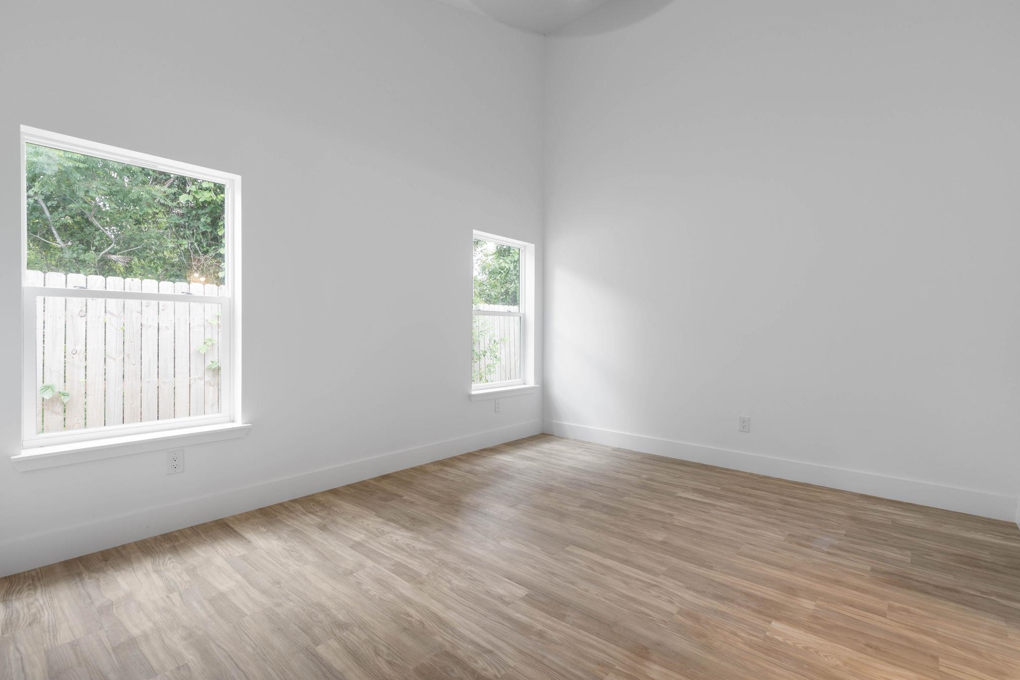 Image 17 of 54 For 461 Woodlawn St S