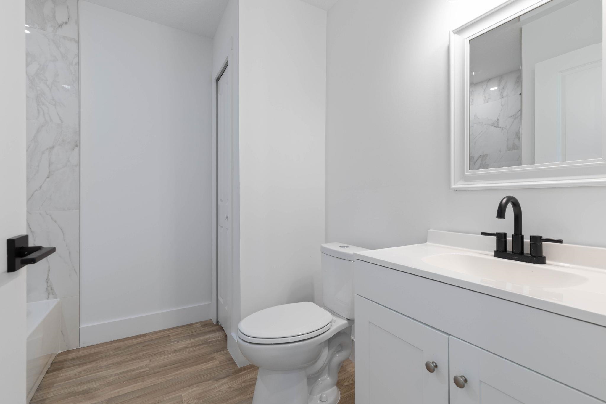Image 33 of 54 For 461 Woodlawn St S