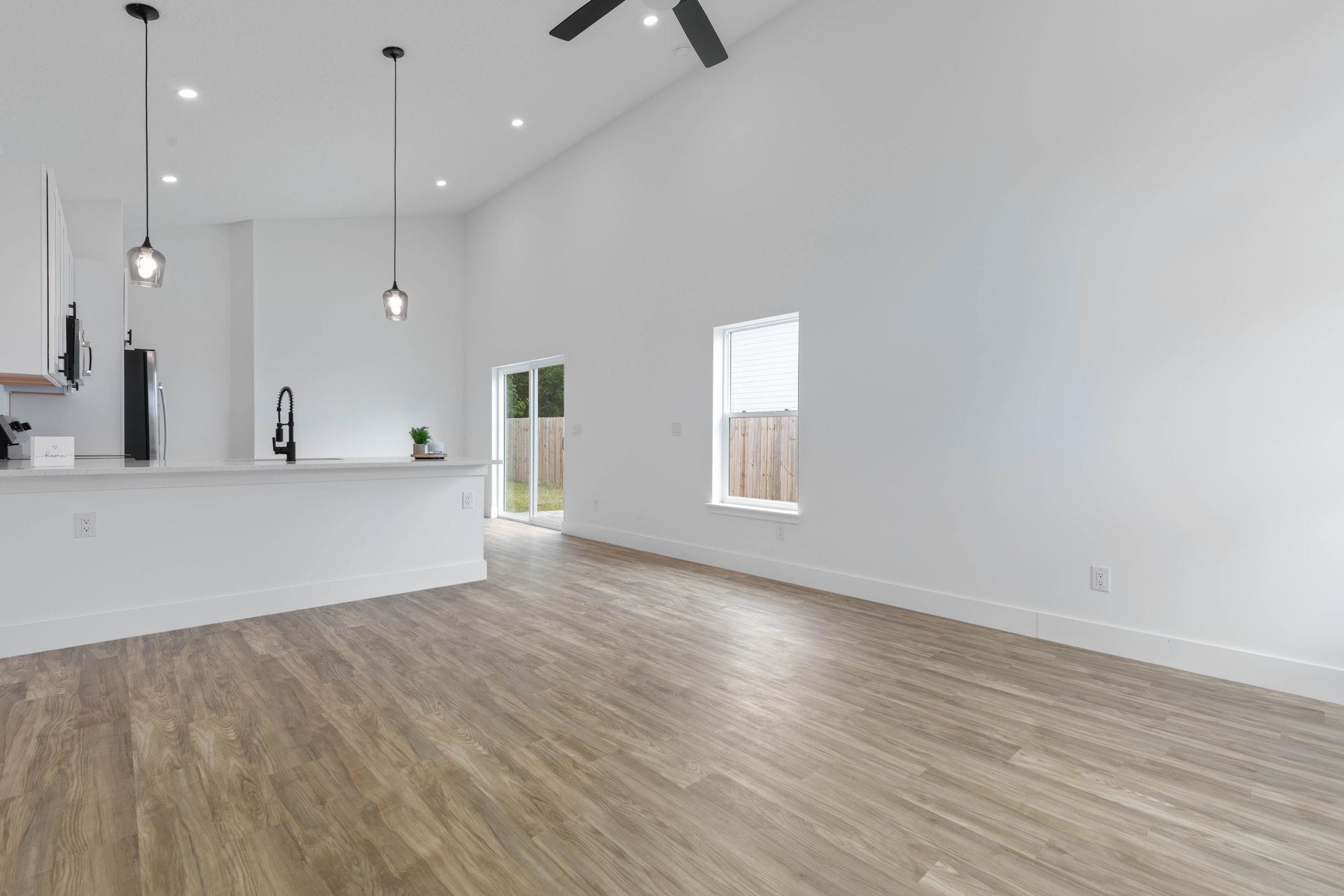 Image 4 of 54 For 461 Woodlawn St S