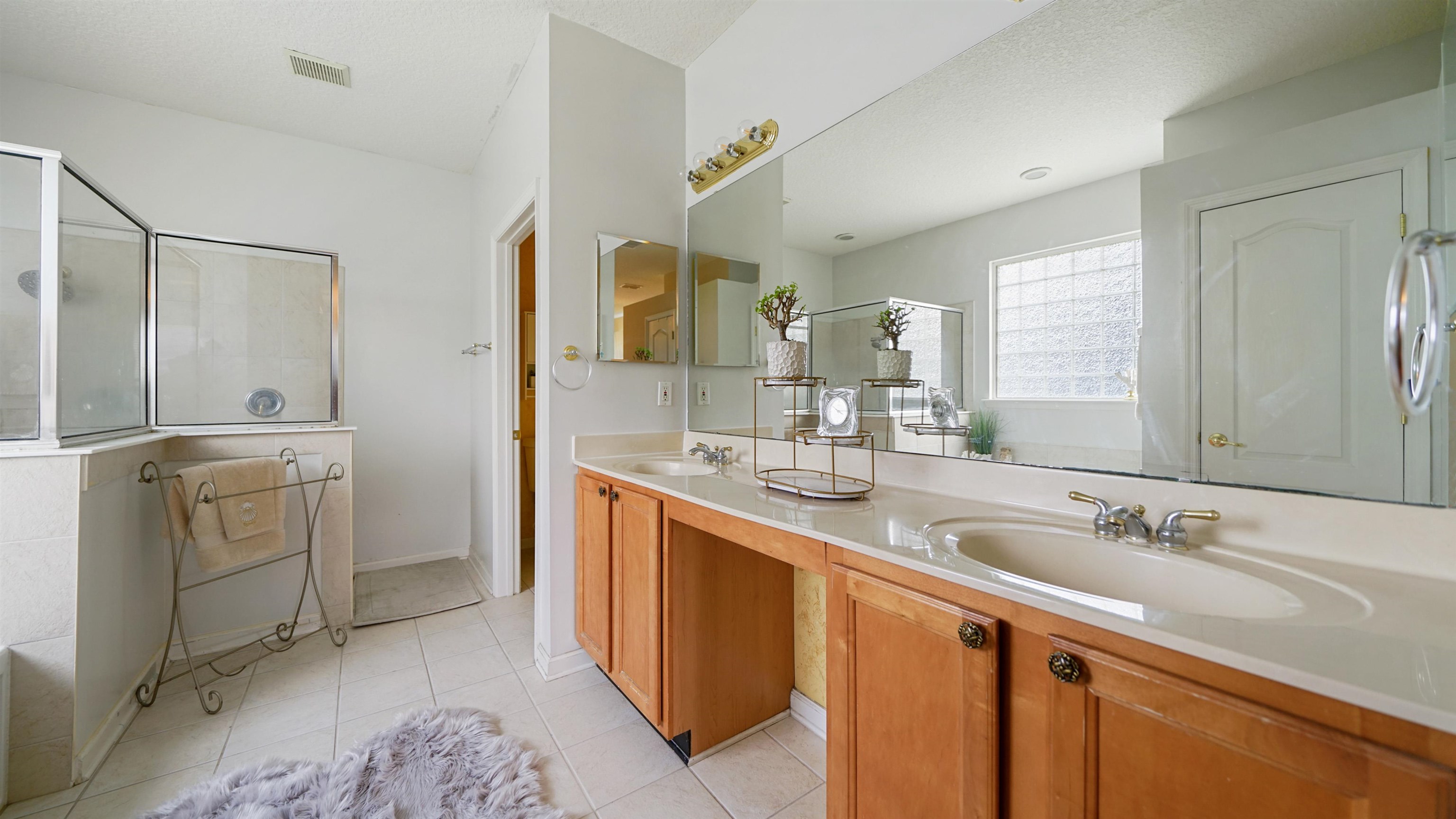 Image 21 of 50 For 13724 Shady Woods St