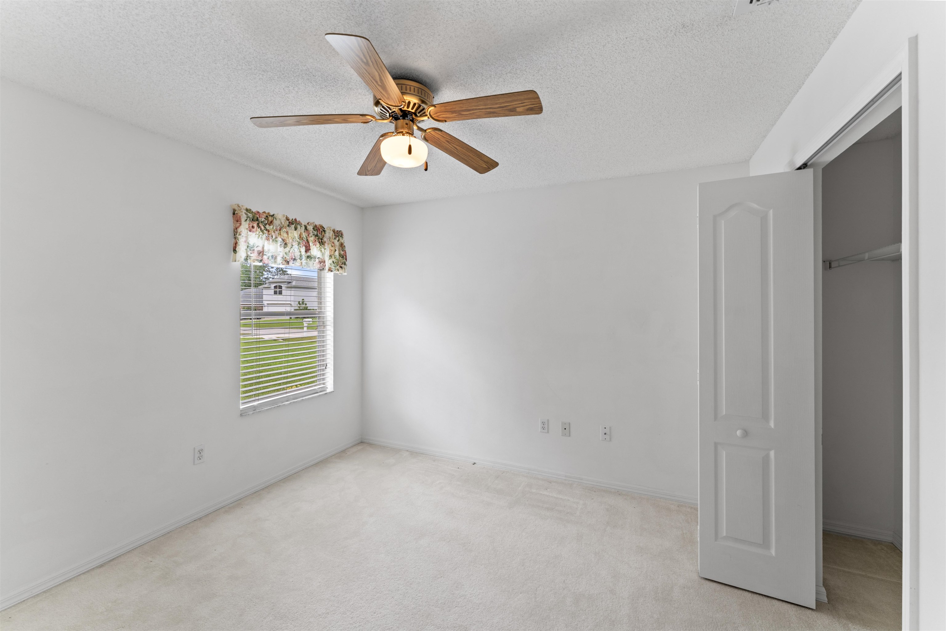 Image 17 of 21 For 23 Woodside Dr