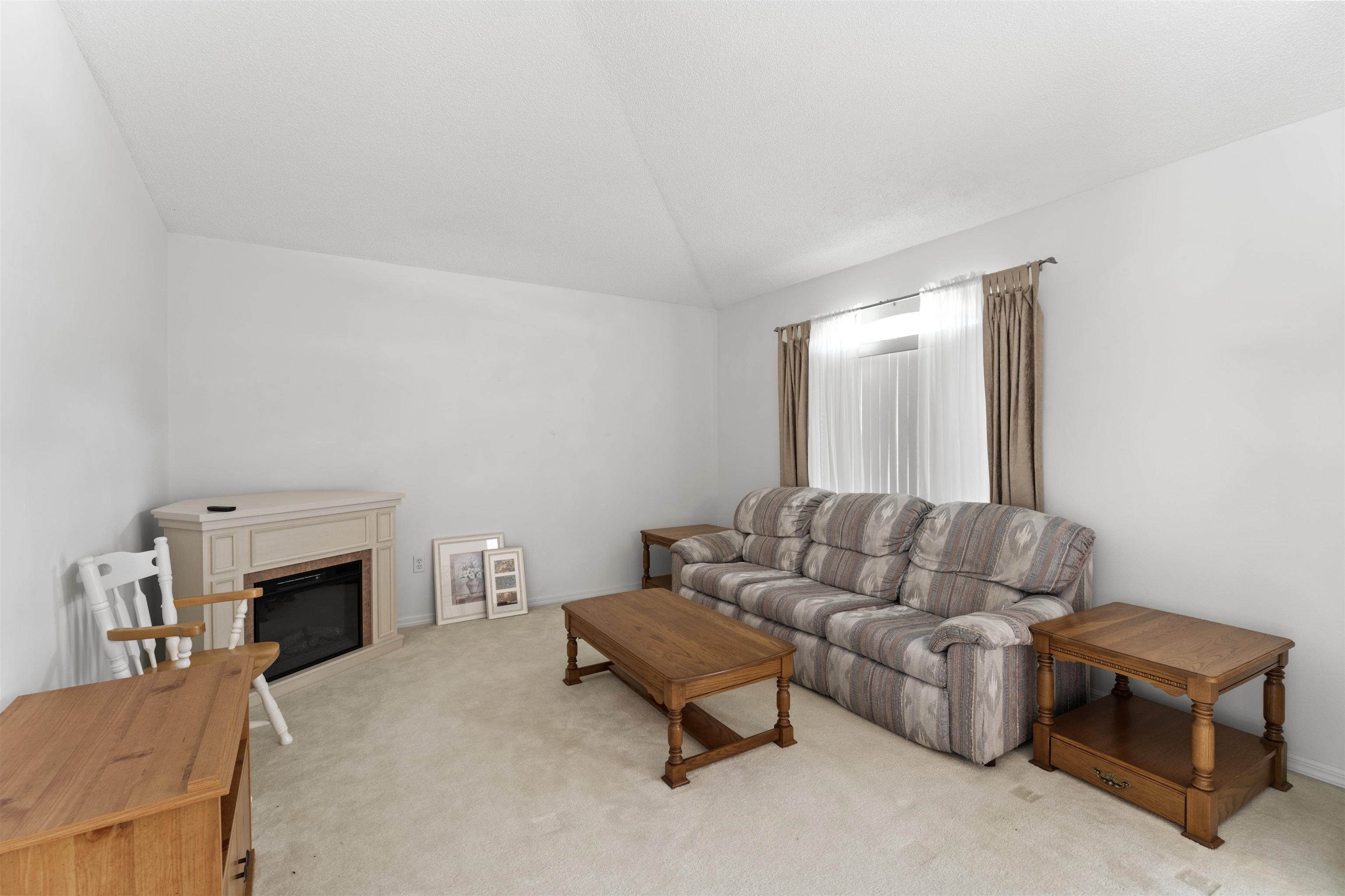 Image 4 of 21 For 23 Woodside Dr