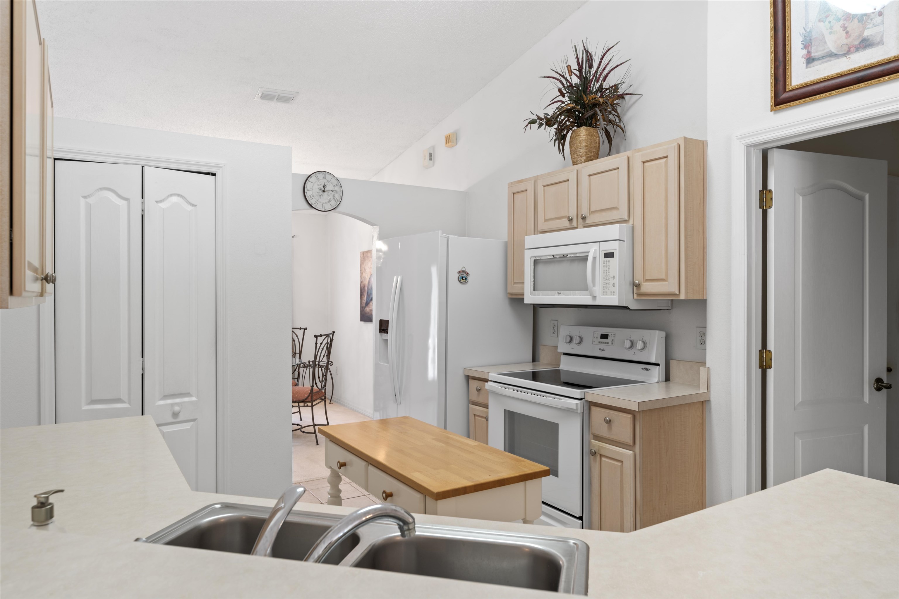 Image 5 of 21 For 23 Woodside Dr