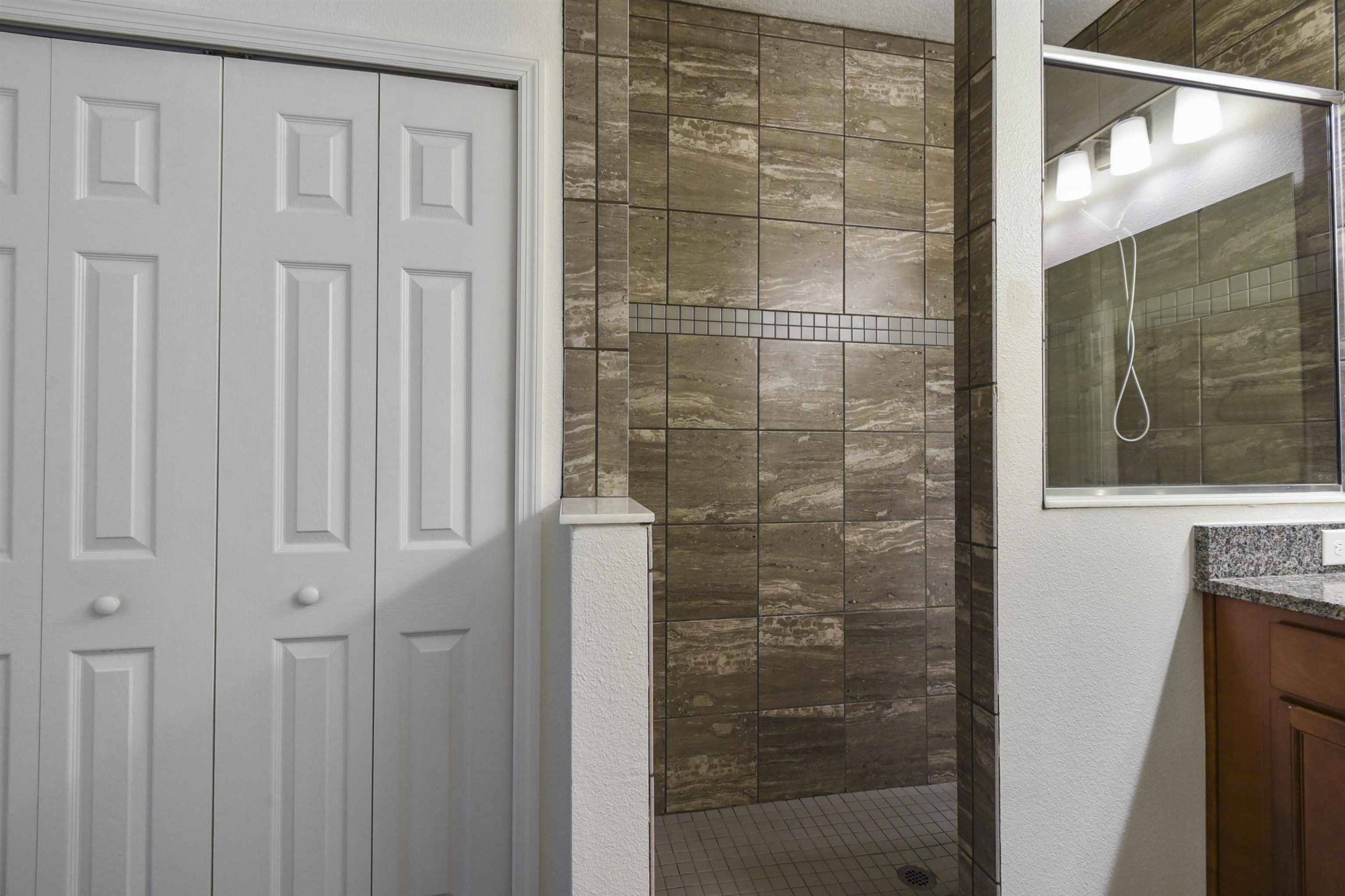Image 23 of 47 For 18 Oakleaf Way