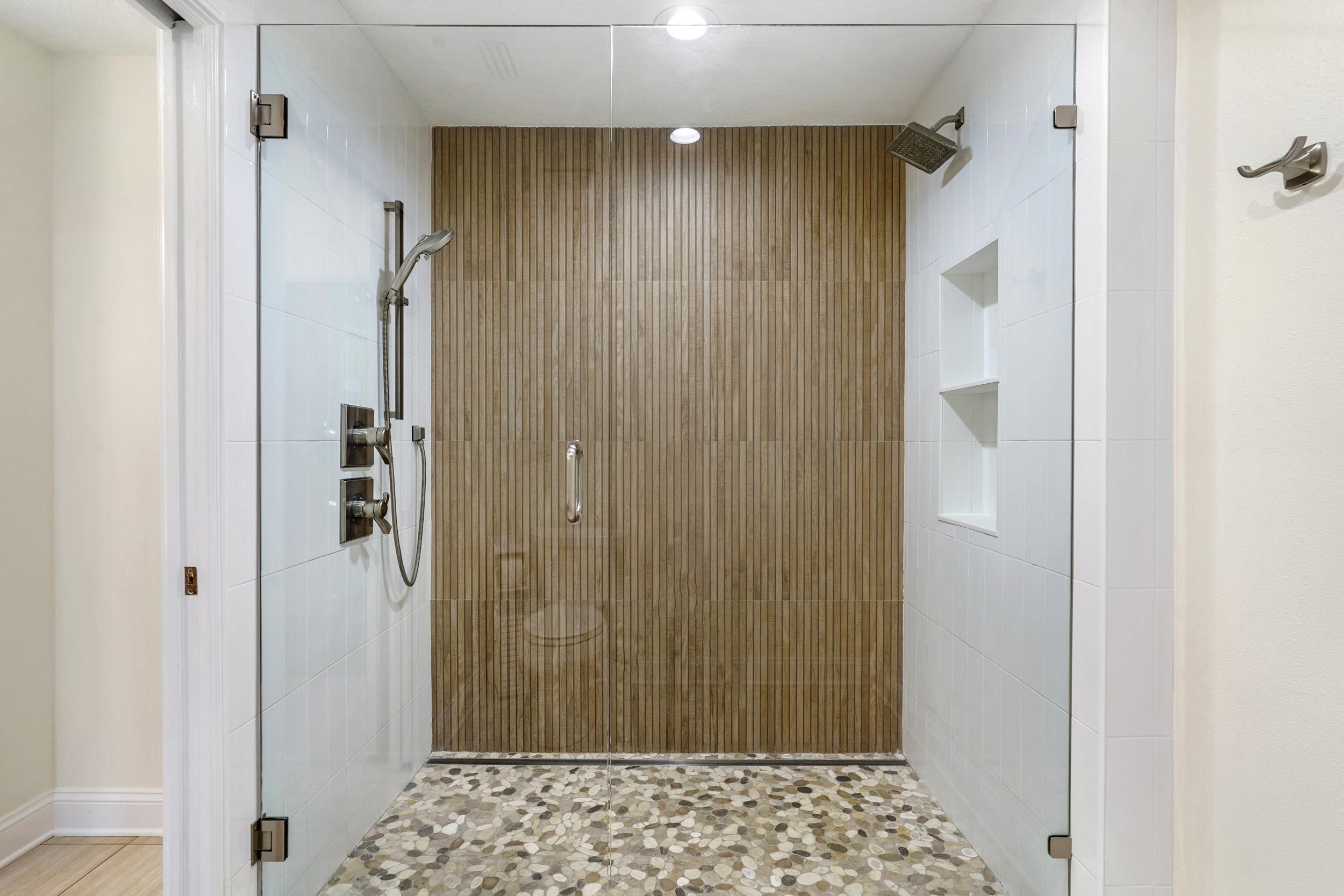 Image 26 of 44 For 285 Atlantis Cir  205