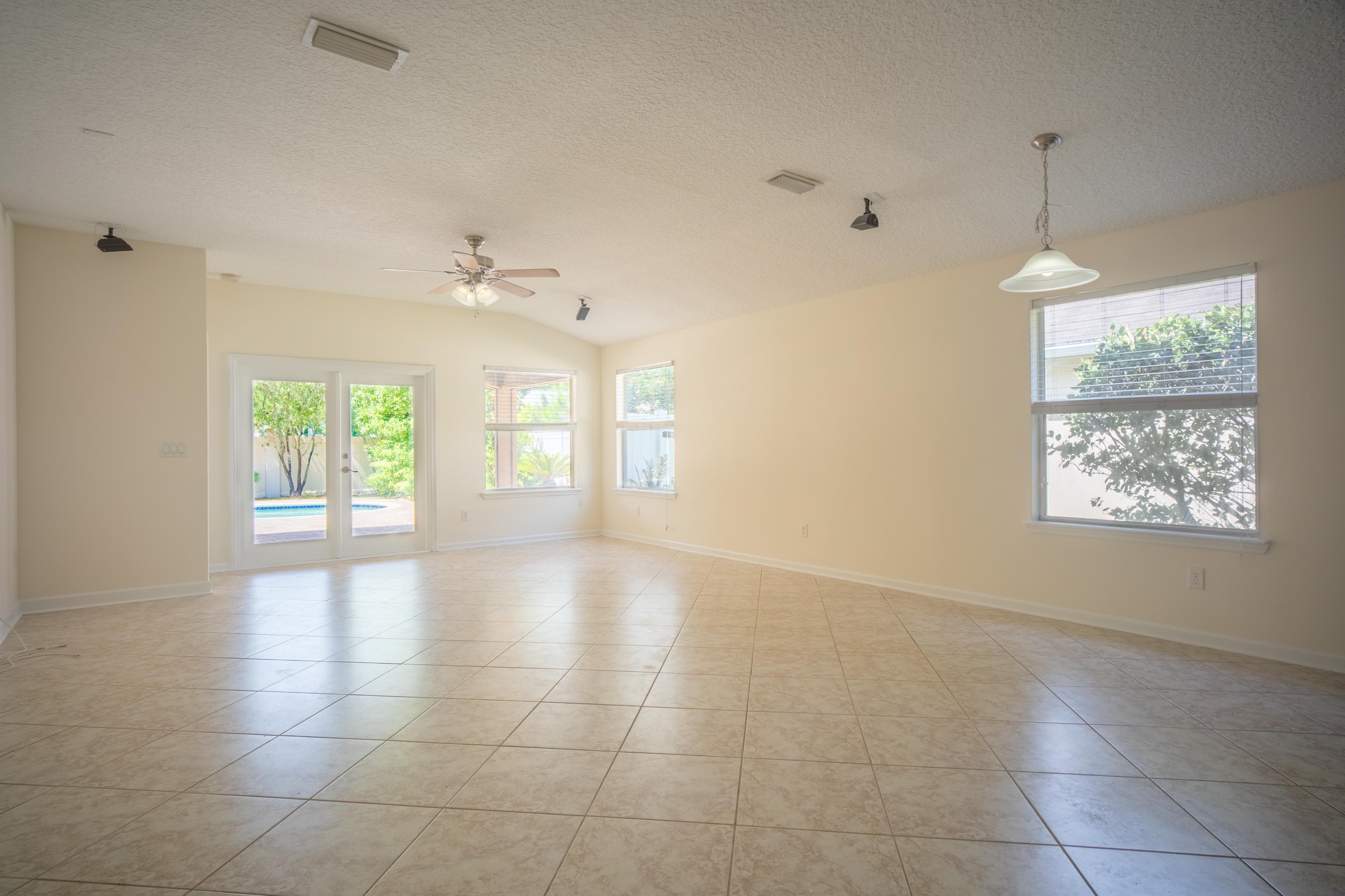 Image 11 of 36 For 132 Kings Trace Dr
