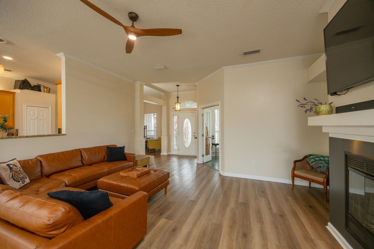 Image 18 of 58 For 7 Deerwood St