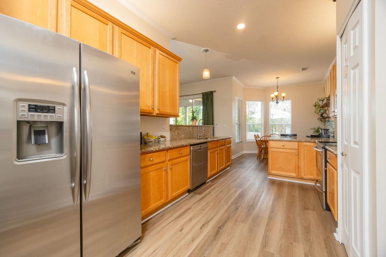 Image 21 of 58 For 7 Deerwood St