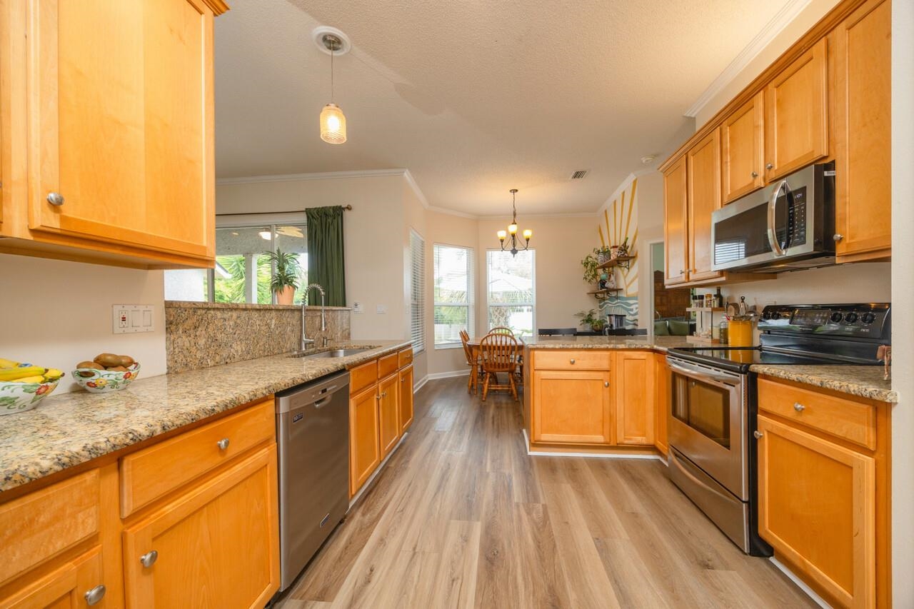Image 22 of 58 For 7 Deerwood St
