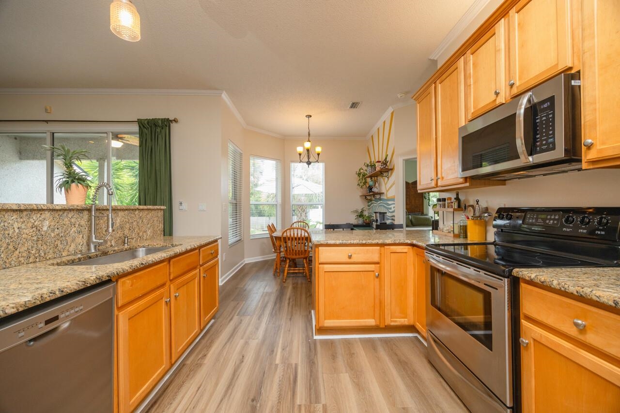 Image 23 of 58 For 7 Deerwood St