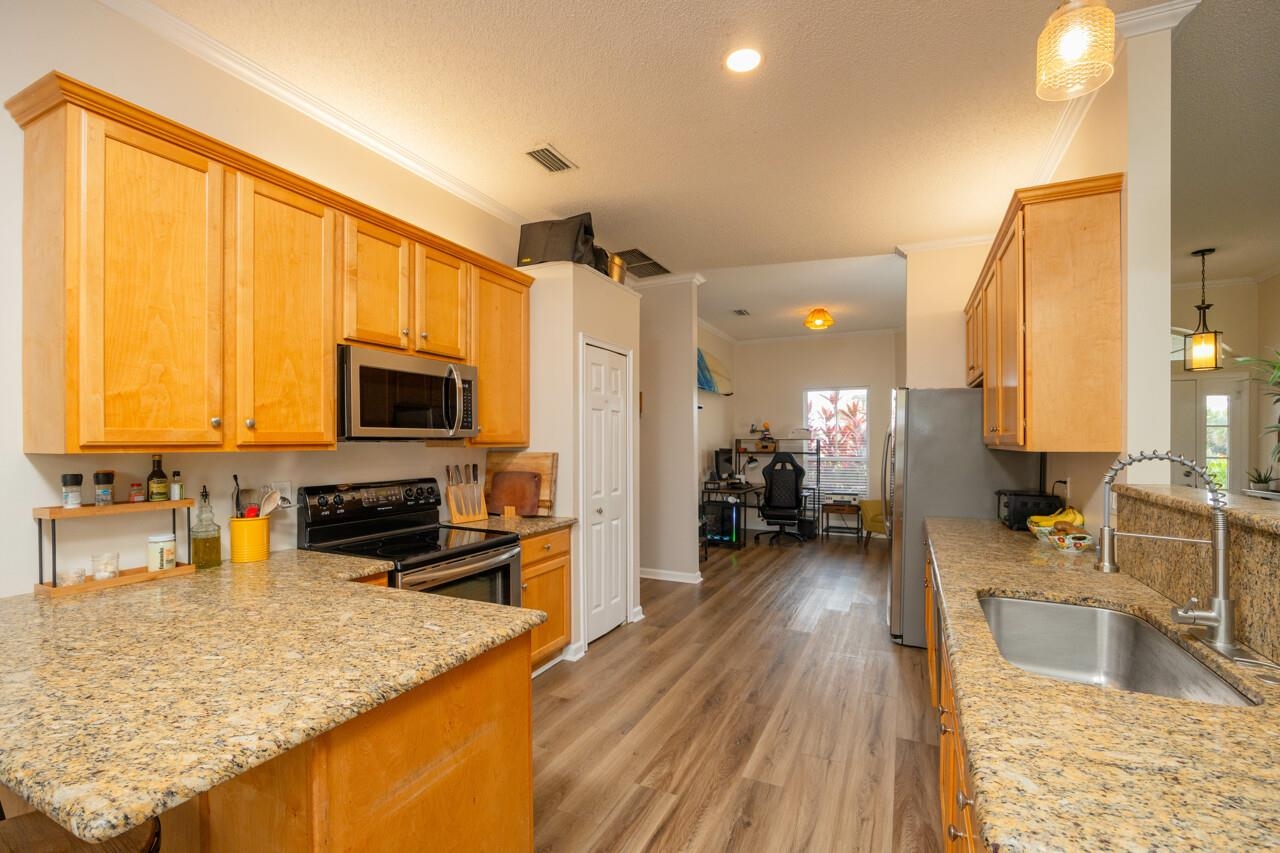 Image 28 of 58 For 7 Deerwood St
