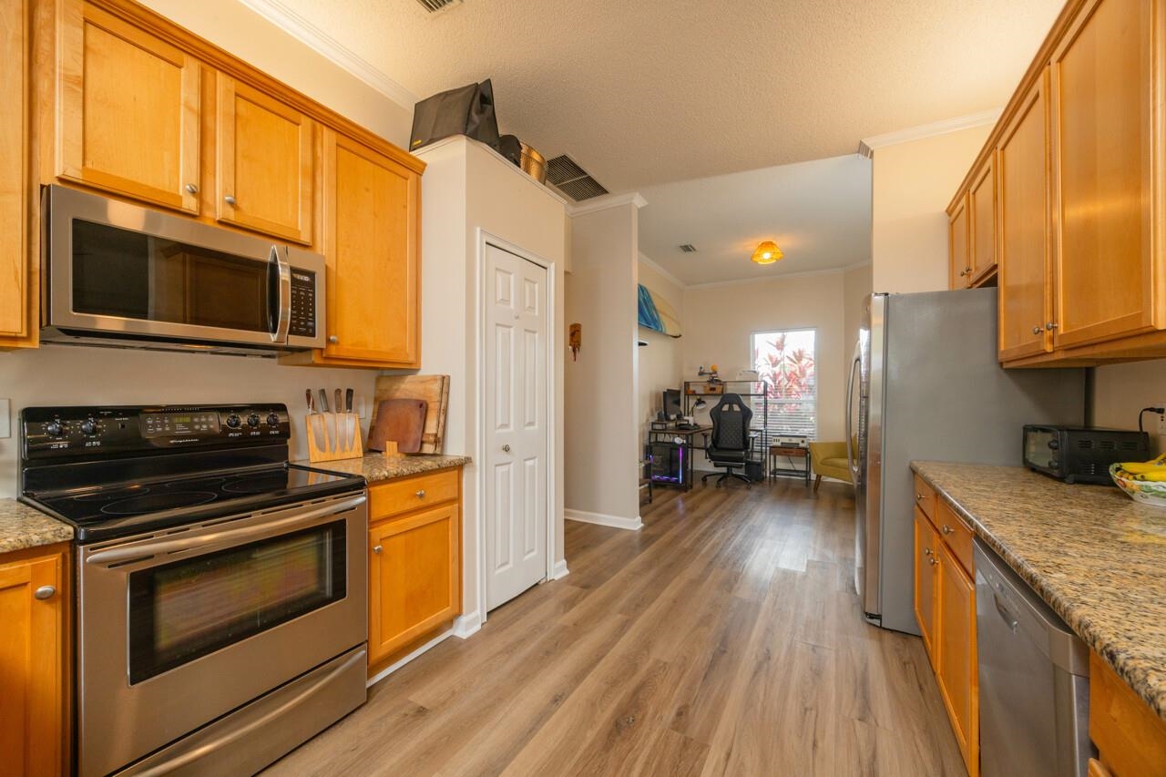 Image 29 of 58 For 7 Deerwood St