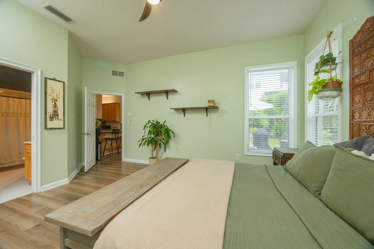 Image 32 of 58 For 7 Deerwood St
