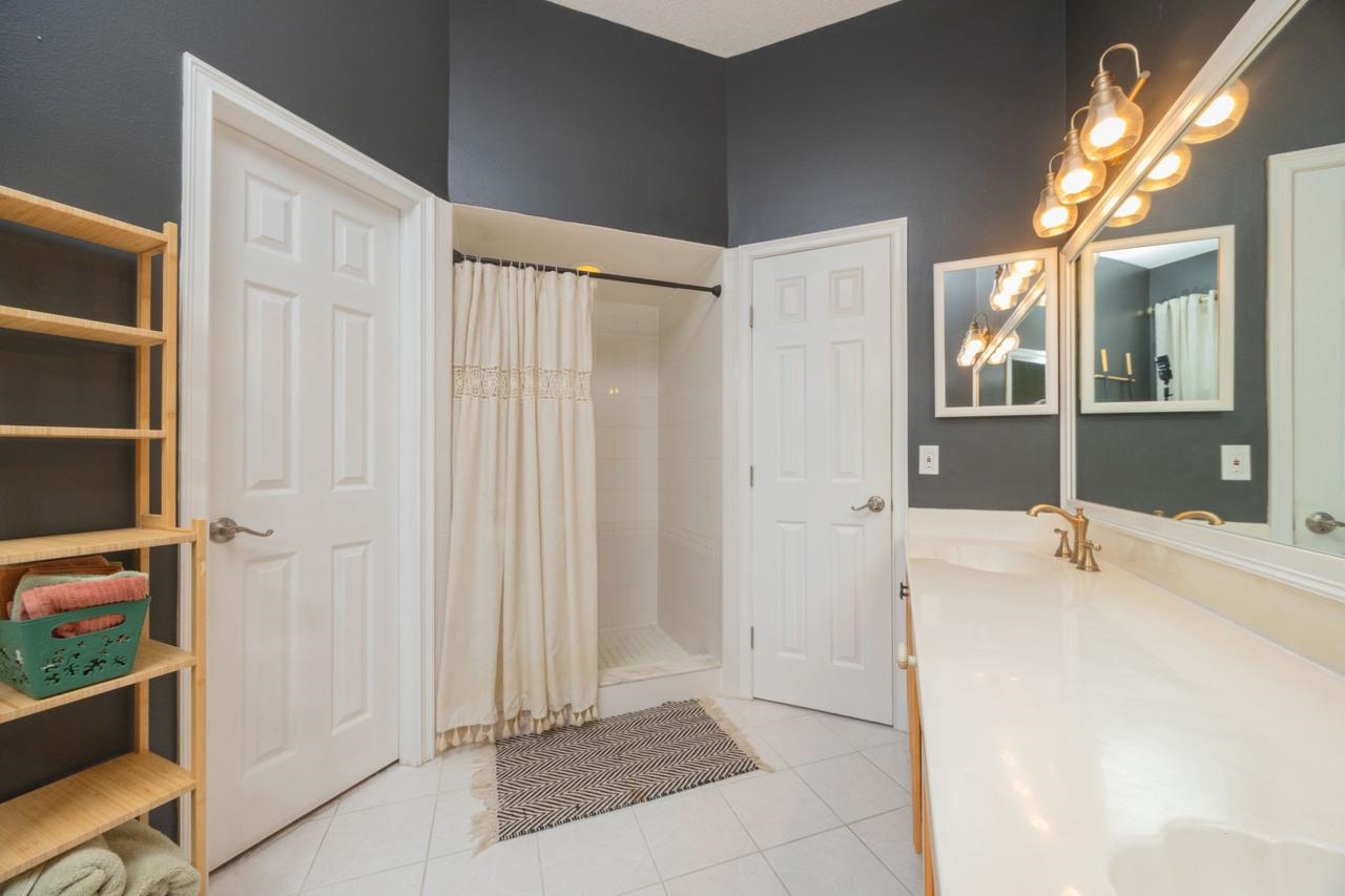 Image 34 of 58 For 7 Deerwood St
