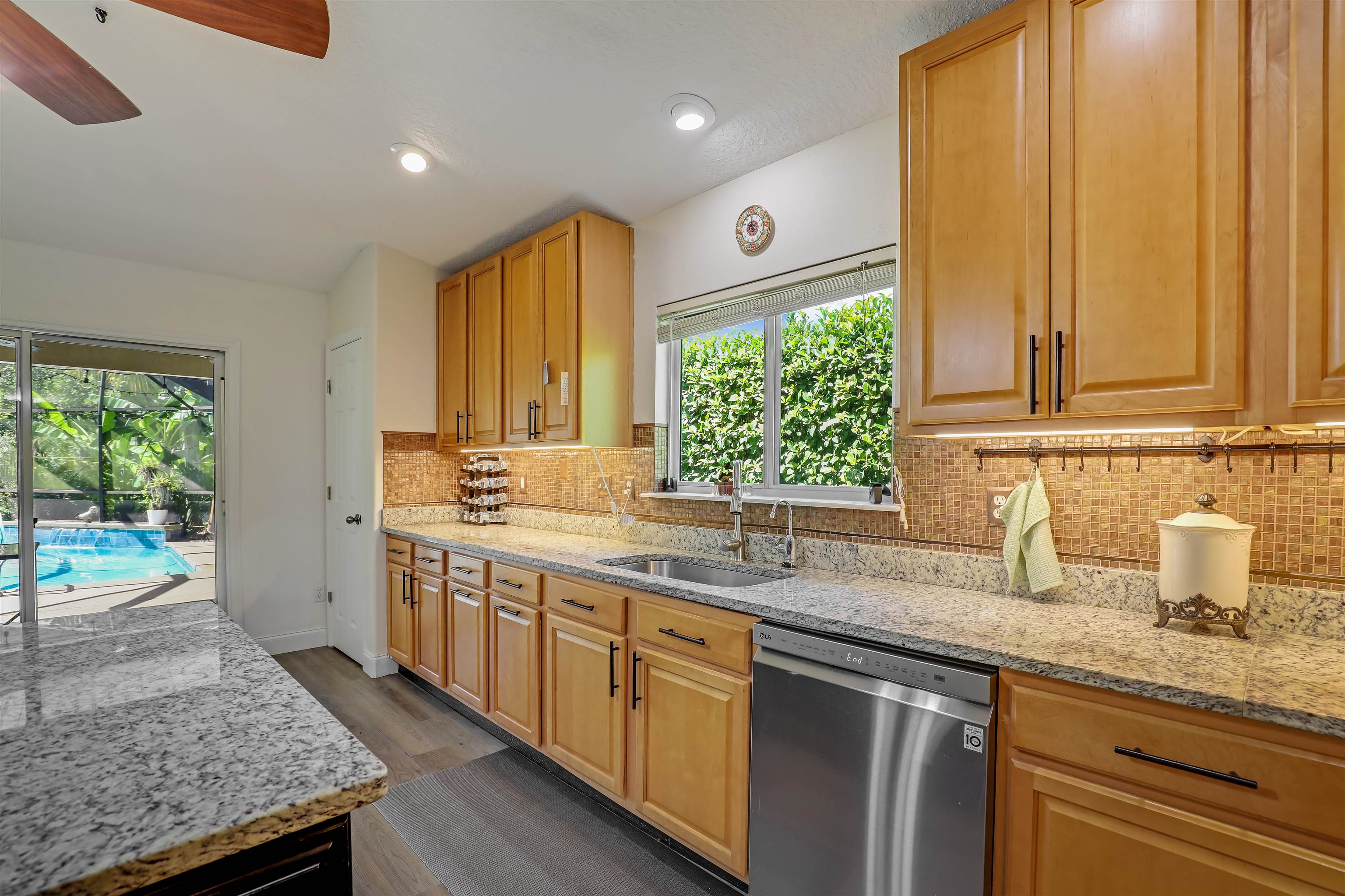 Image 21 of 50 For 4105 Palmetto Bay Dr