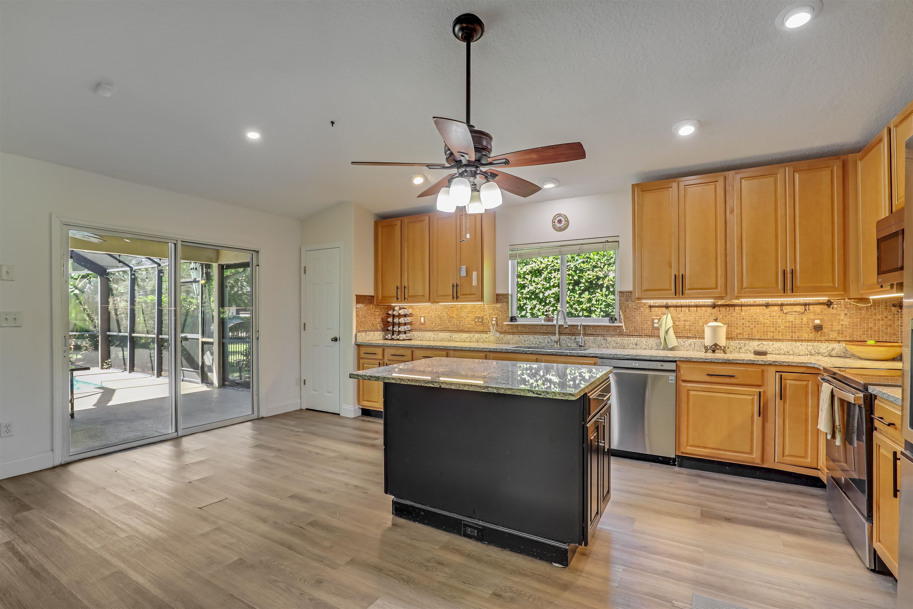 Image 22 of 50 For 4105 Palmetto Bay Dr