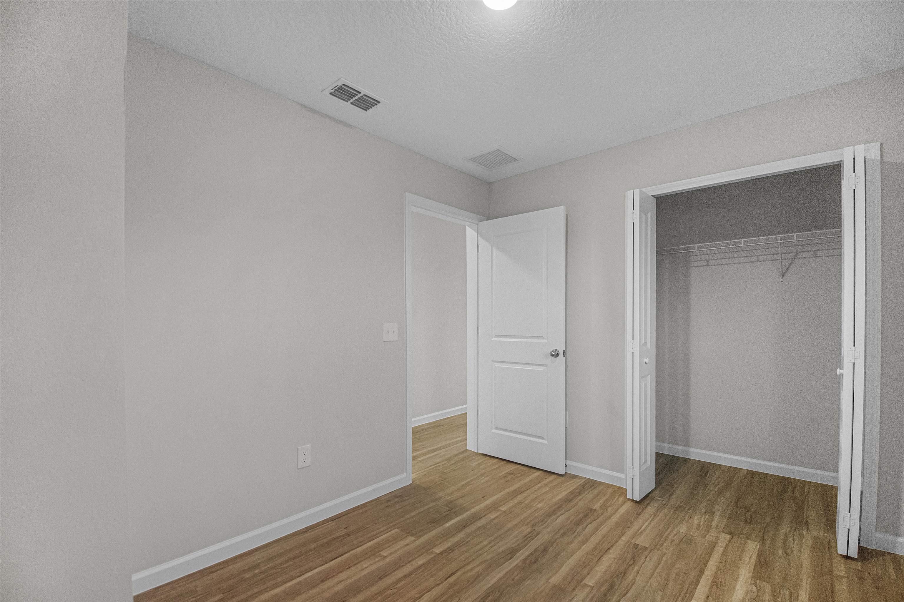 Image 15 of 16 For 475 Woodlawn St S