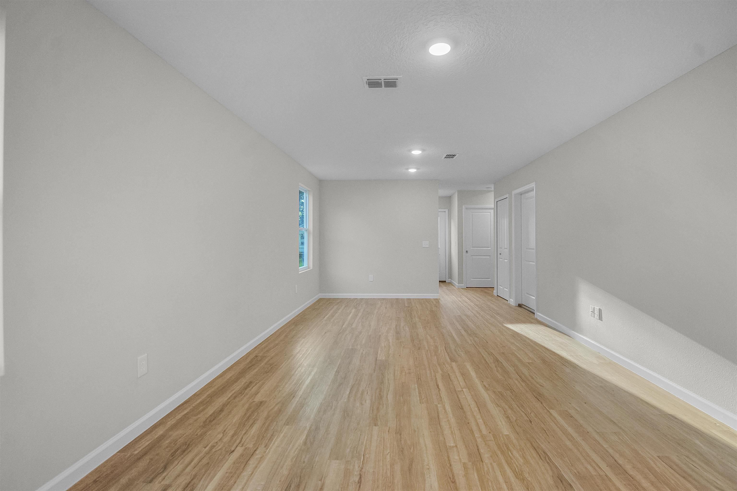 Image 3 of 16 For 475 Woodlawn St S