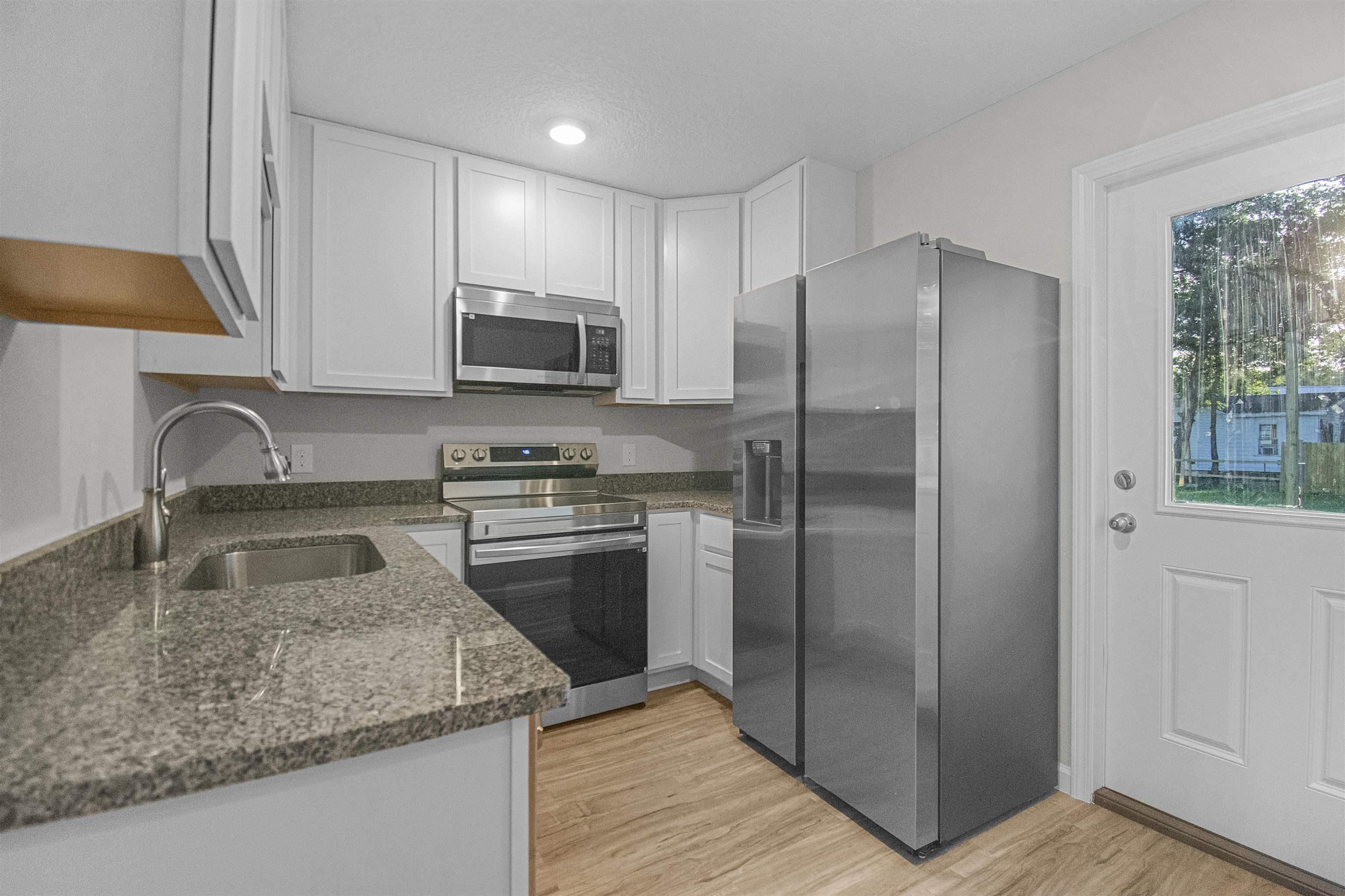 Image 4 of 16 For 475 Woodlawn St S