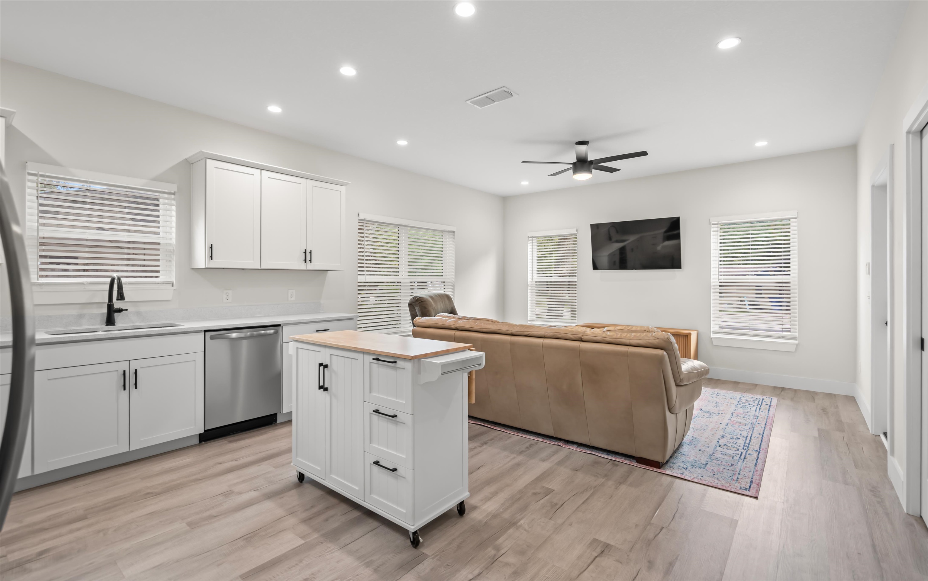 Image 10 of 33 For 141 Webb St