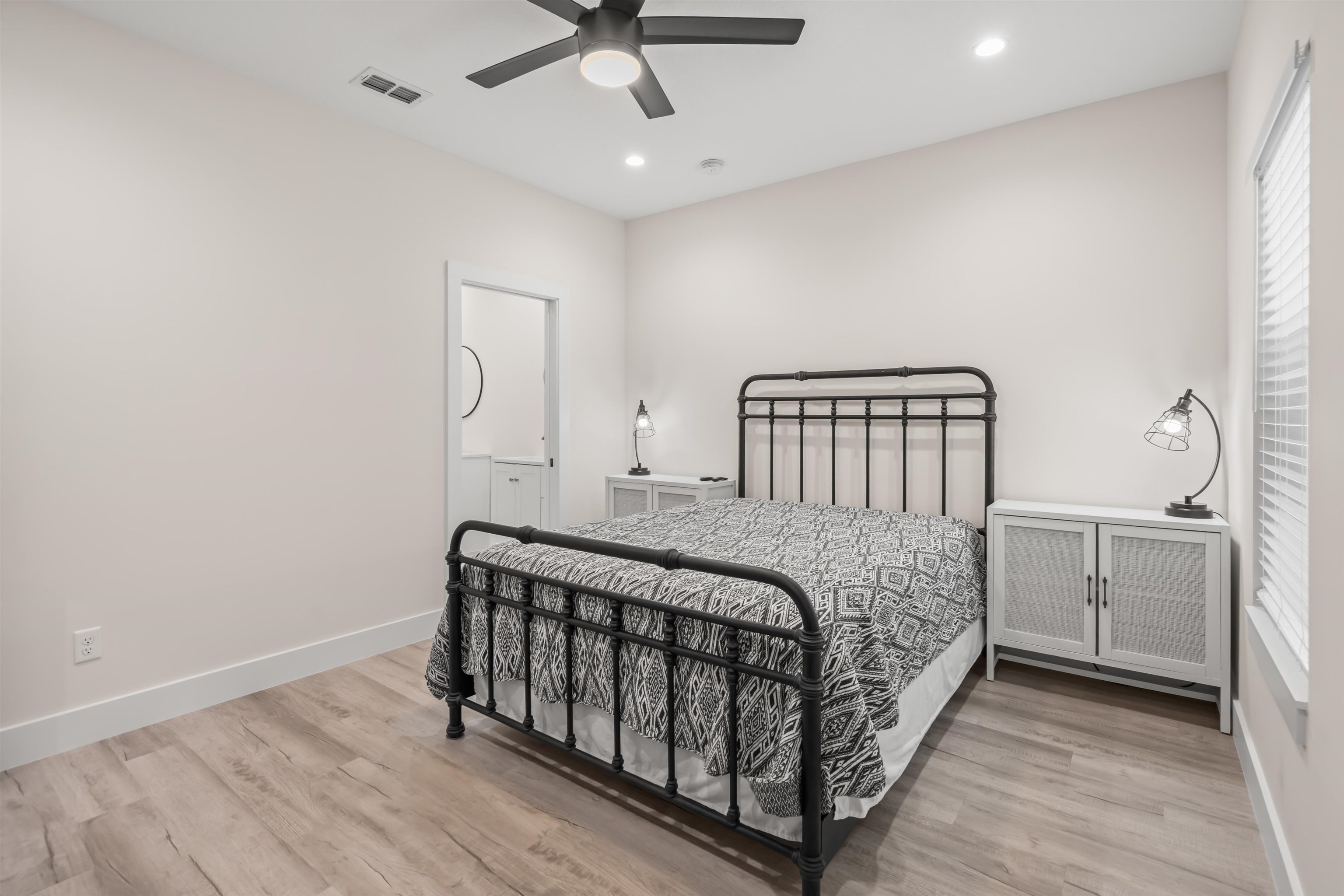 Image 13 of 33 For 141 Webb St