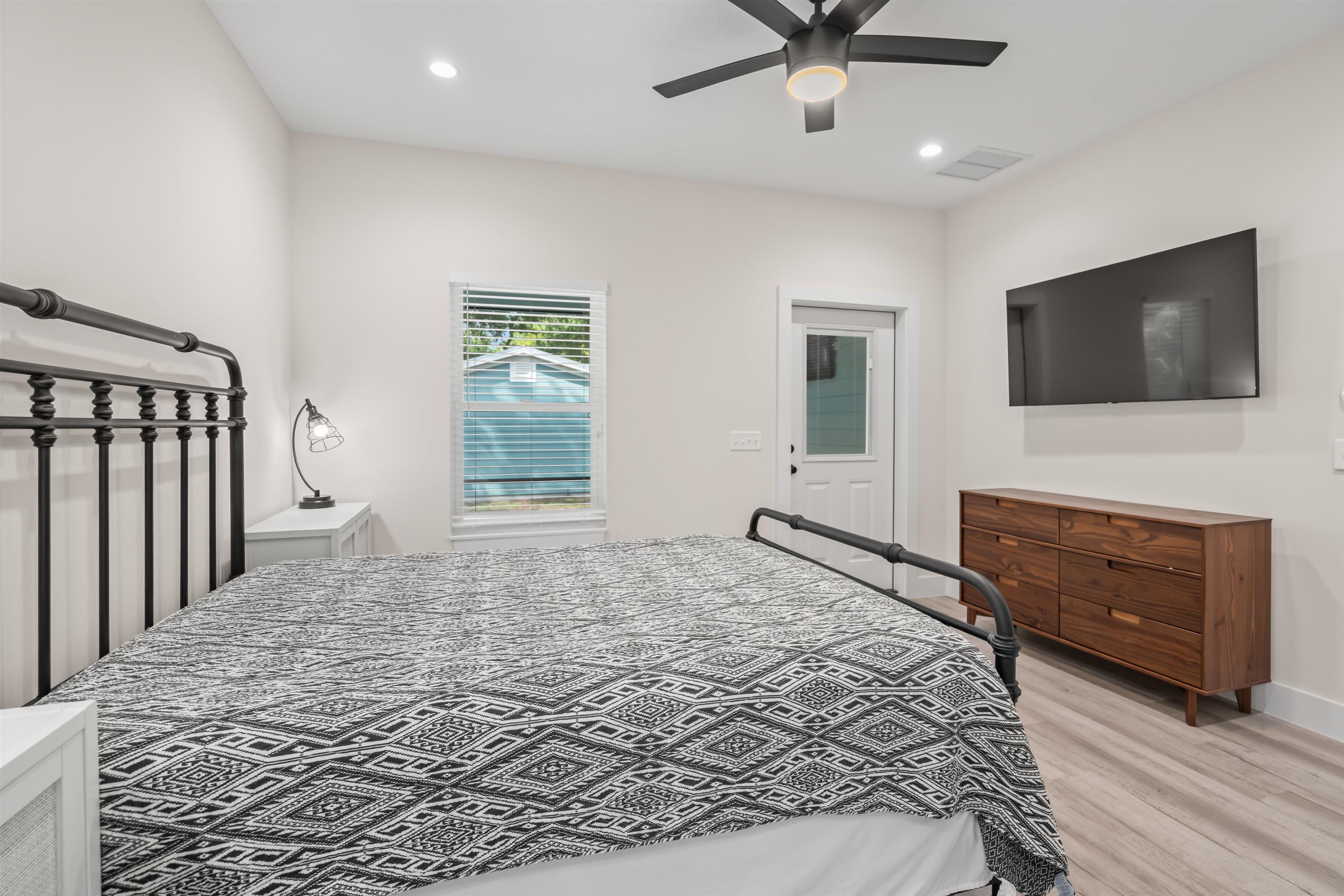 Image 14 of 33 For 141 Webb St