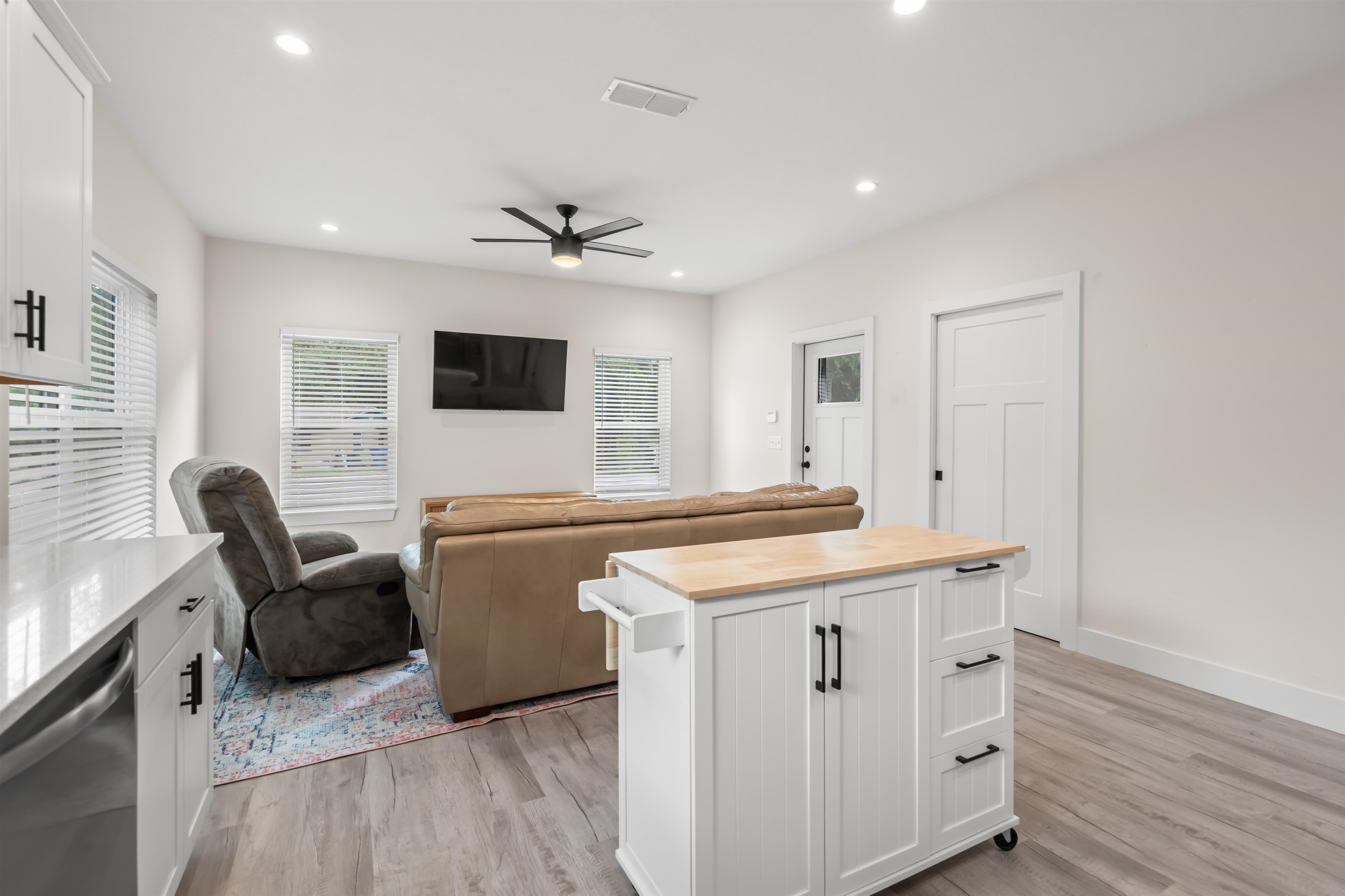 Image 9 of 33 For 141 Webb St