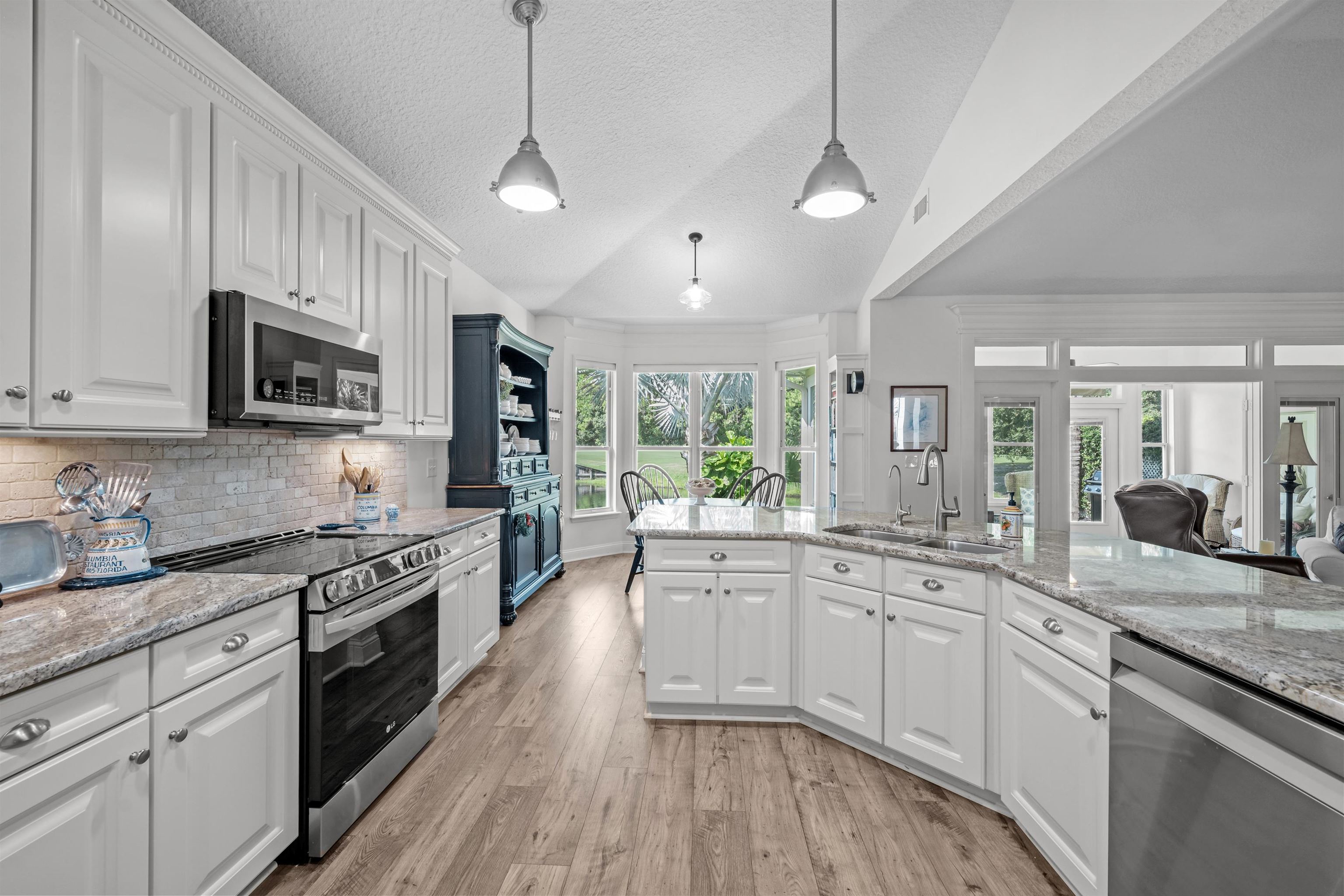 Image 6 of 57 For 993 Oxford Dr