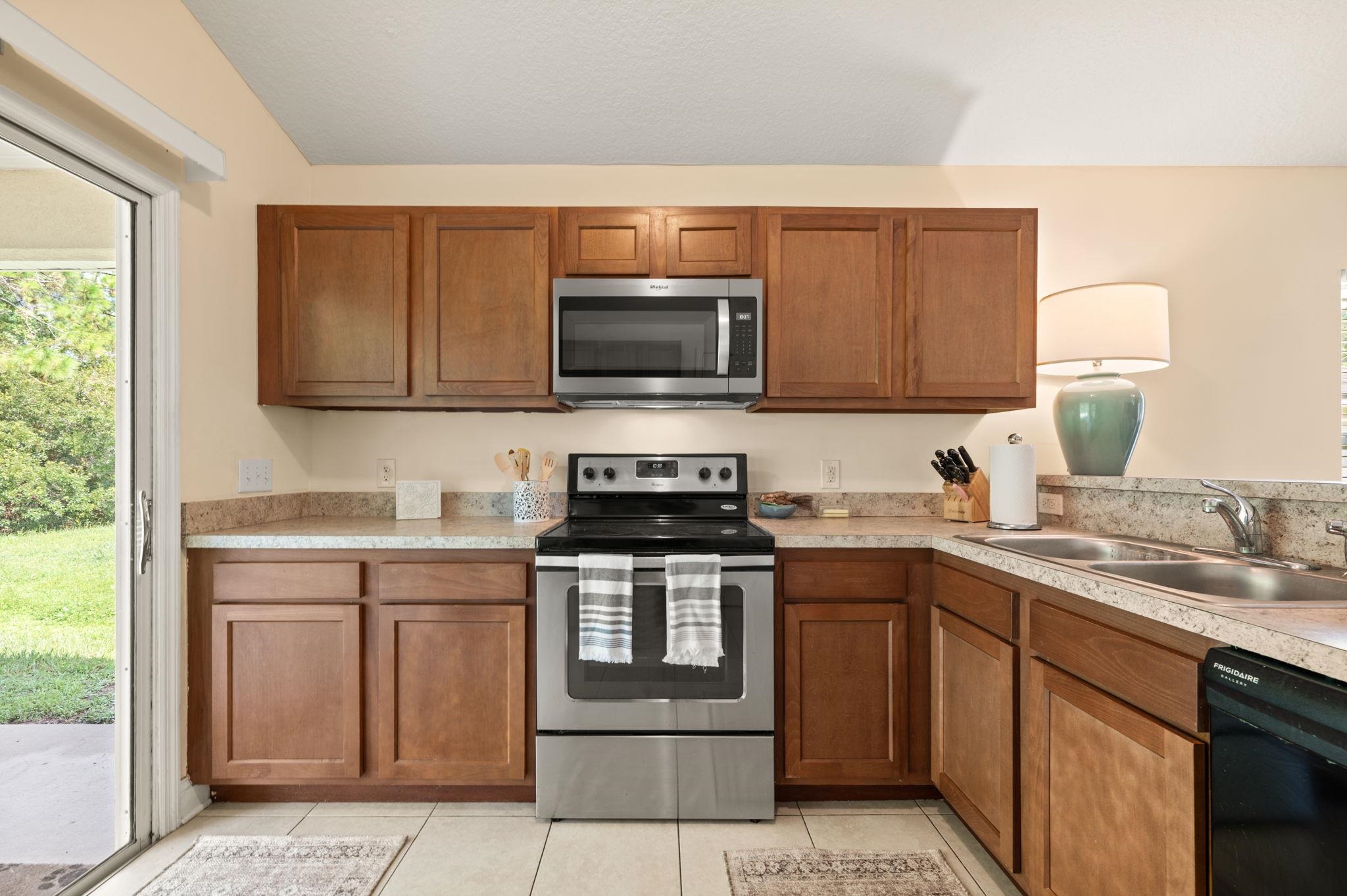 Image 11 of 41 For 931 Orange St N