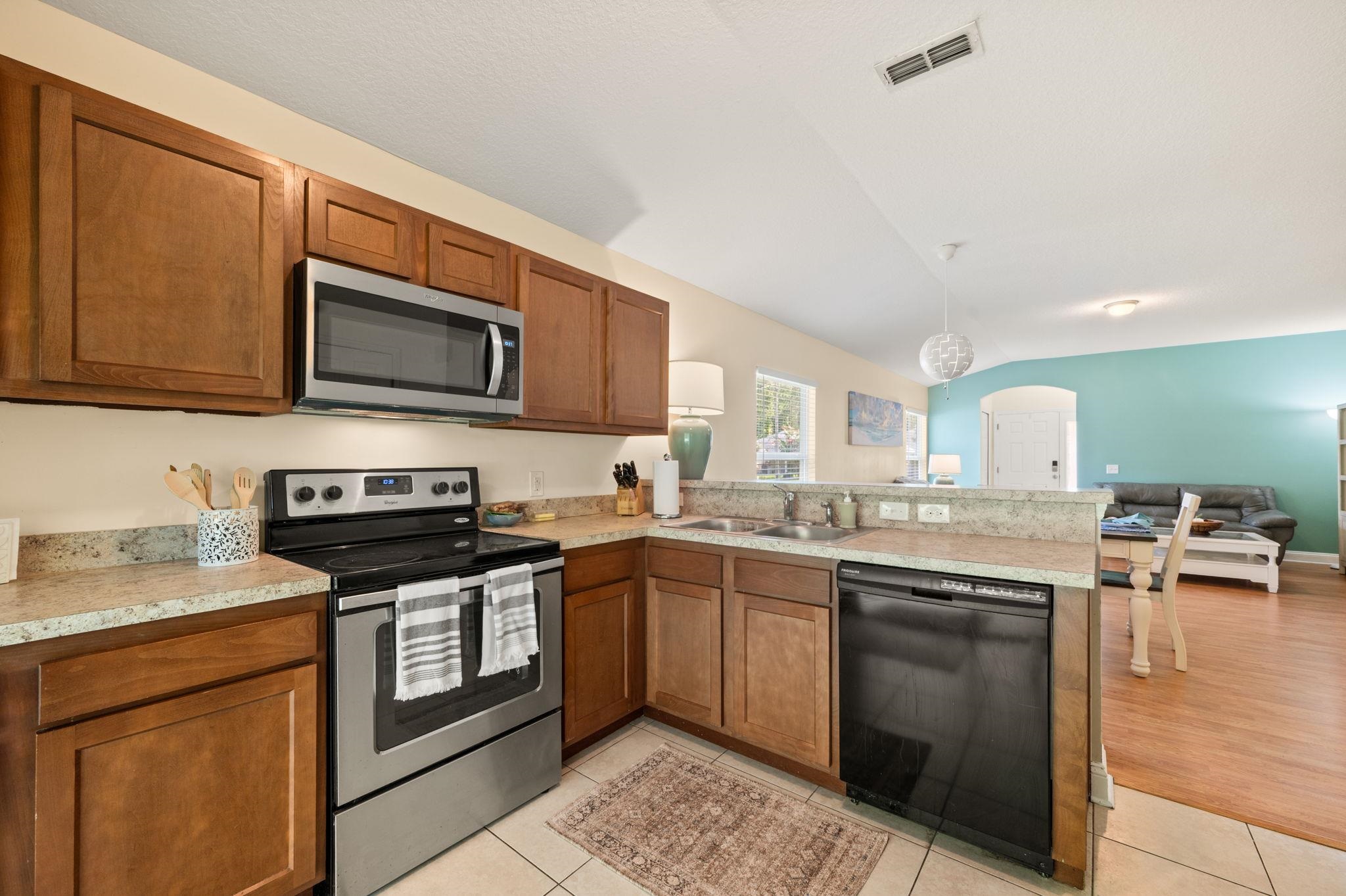 Image 12 of 41 For 931 Orange St N