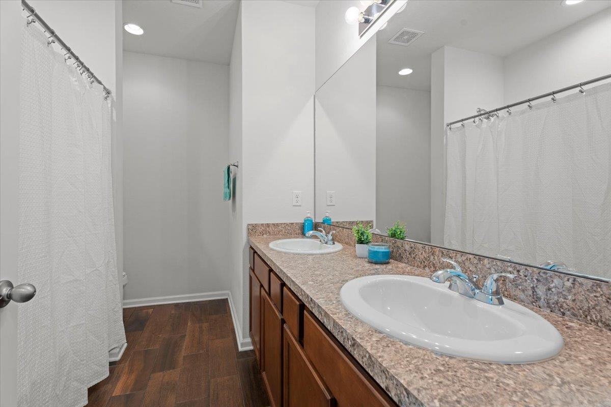 Image 15 of 43 For 212 Meadow Crossing Dr