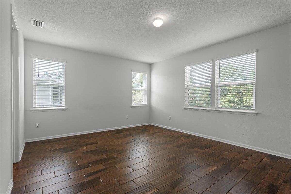 Image 7 of 43 For 212 Meadow Crossing Dr