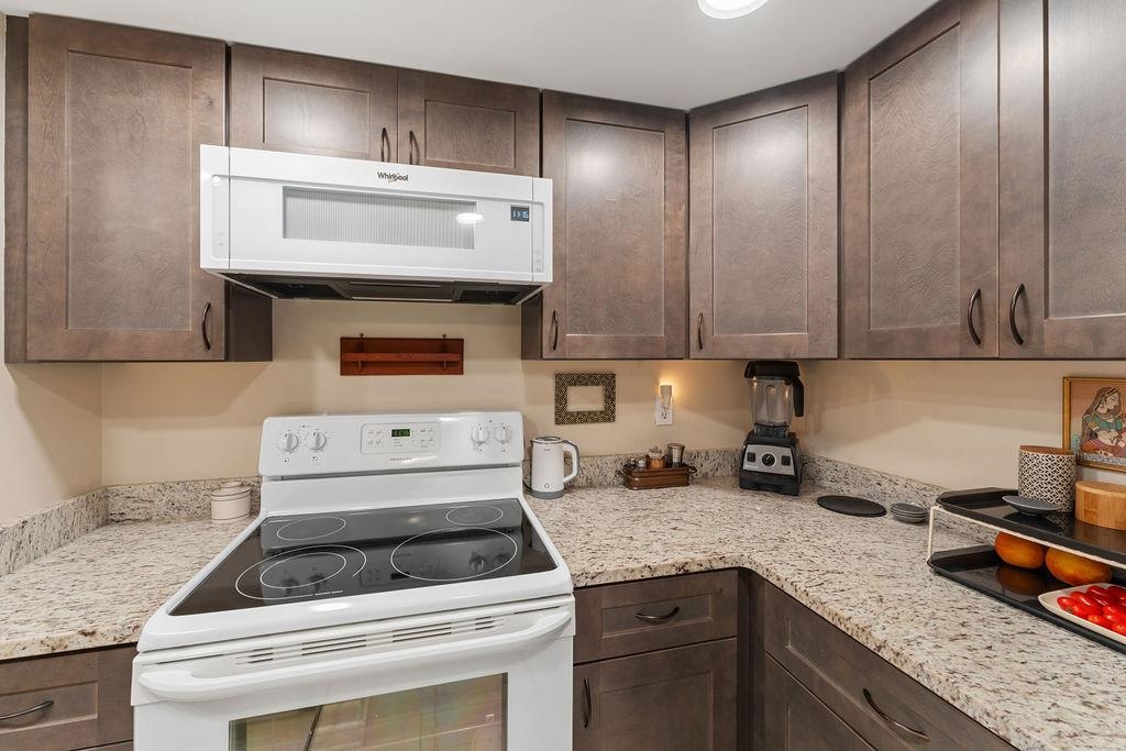 Image 18 of 48 For 11 Alcira Ct