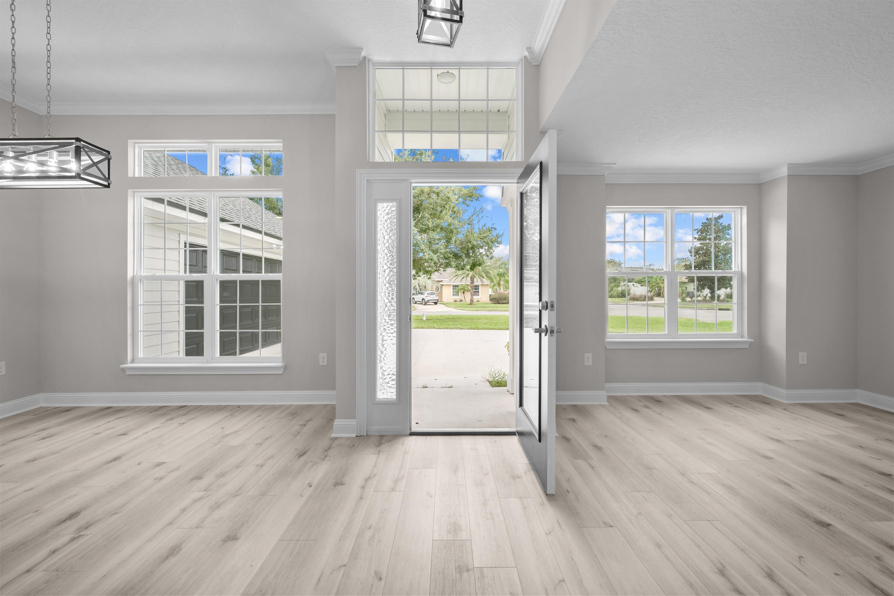 Image 4 of 61 For 105 Fonseca Dr