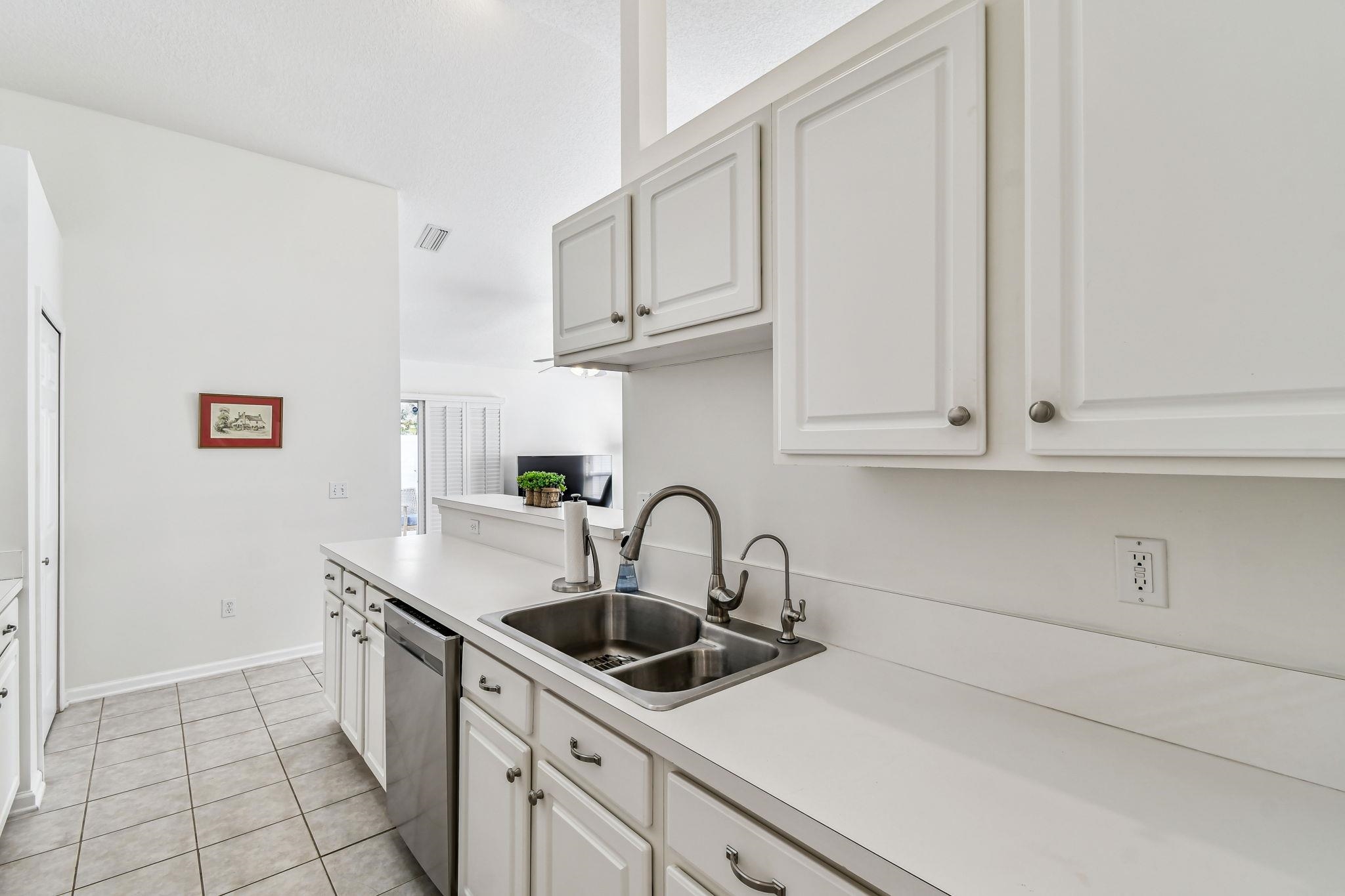 Image 15 of 41 For 421 Chamberlain Dr.