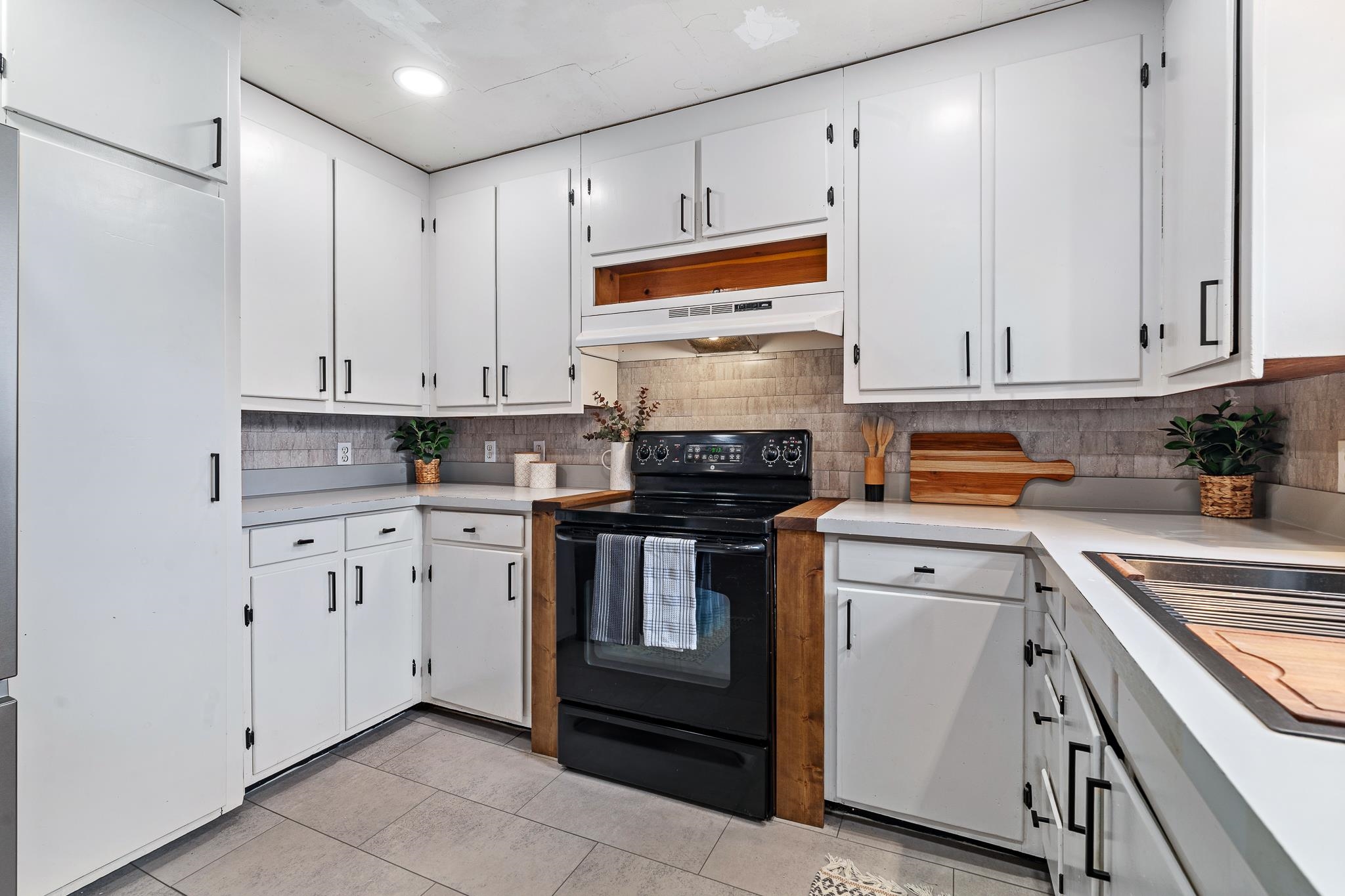 Image 10 of 32 For 5829 Cherry Laurel Dr